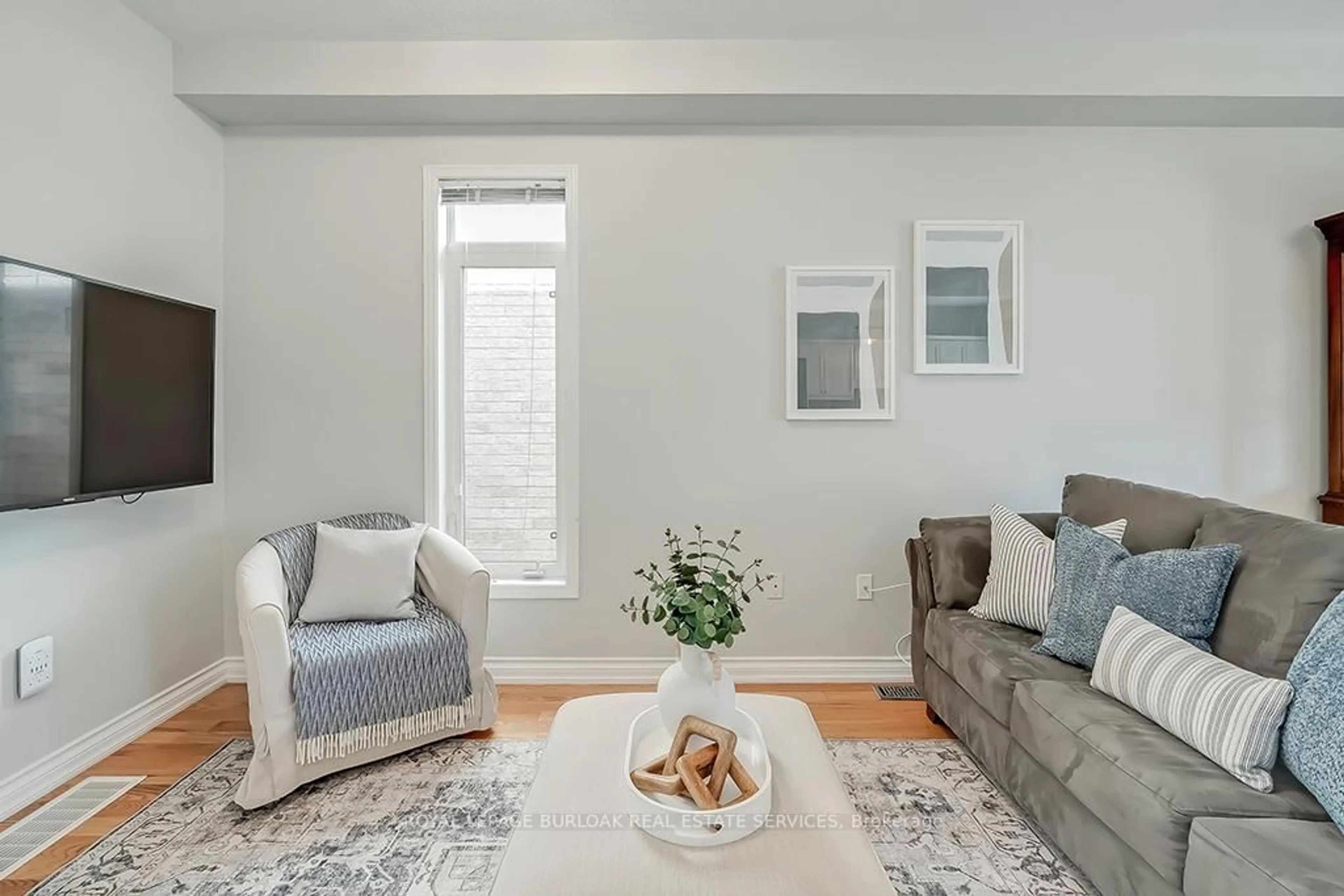 Living room with furniture, unknown for 31 Tidemore Hts, Hamilton Ontario L8E 0B8