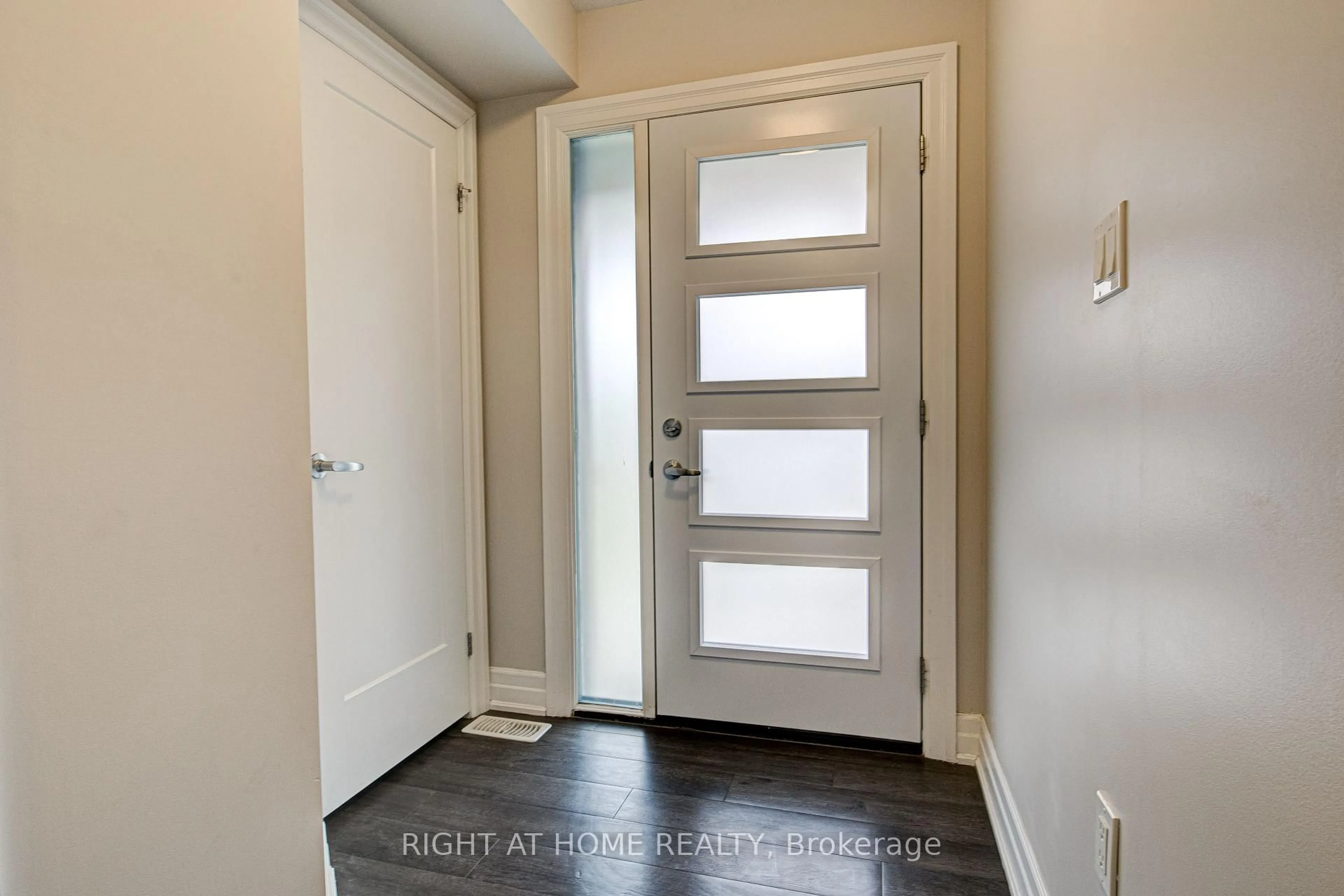 Indoor entryway for 60 Munch Ave, Cambridge Ontario N1R 0B9