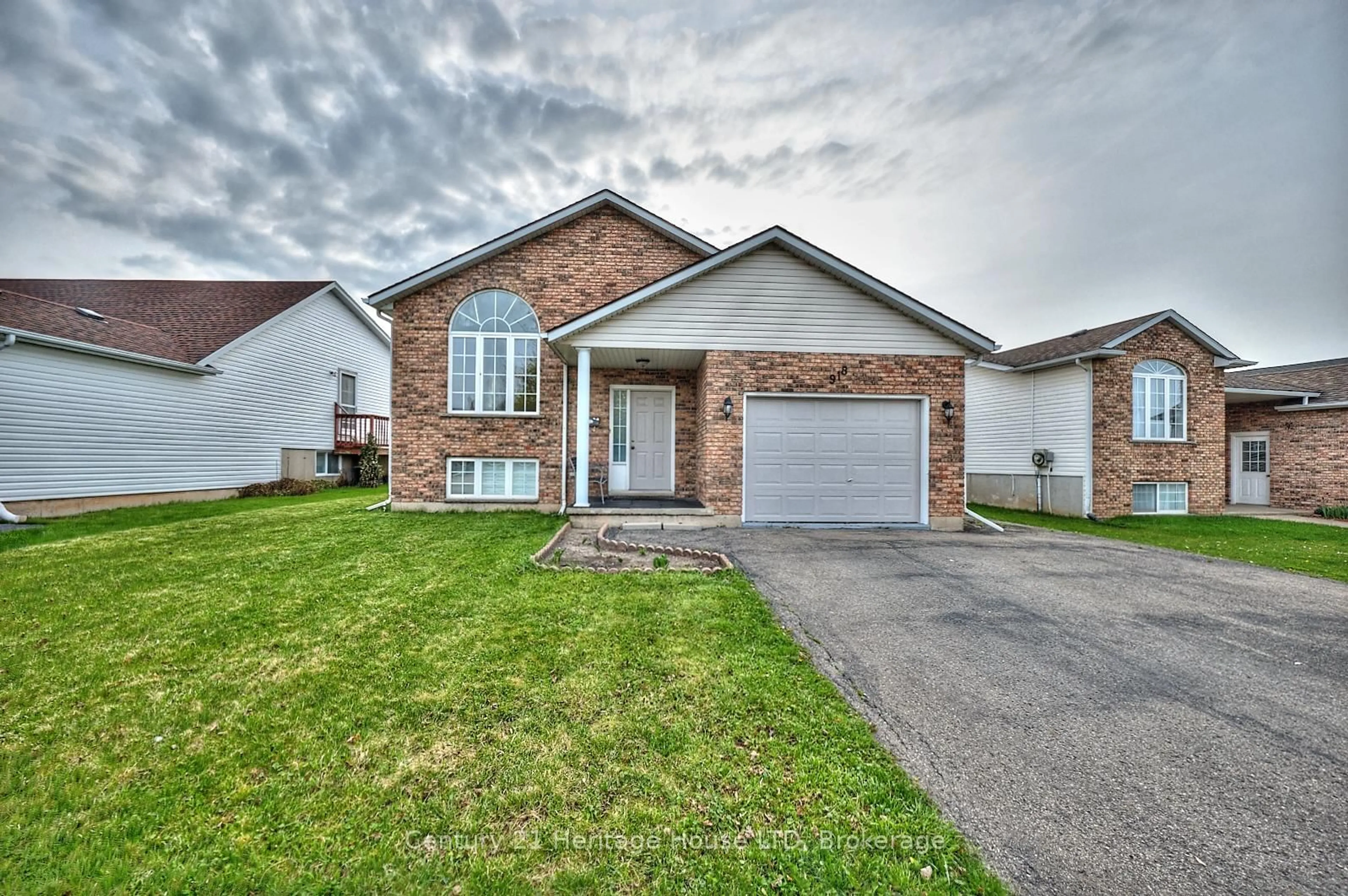 Home with brick exterior material, street for 918 Concession Rd, Fort Erie Ontario L2A 6B8