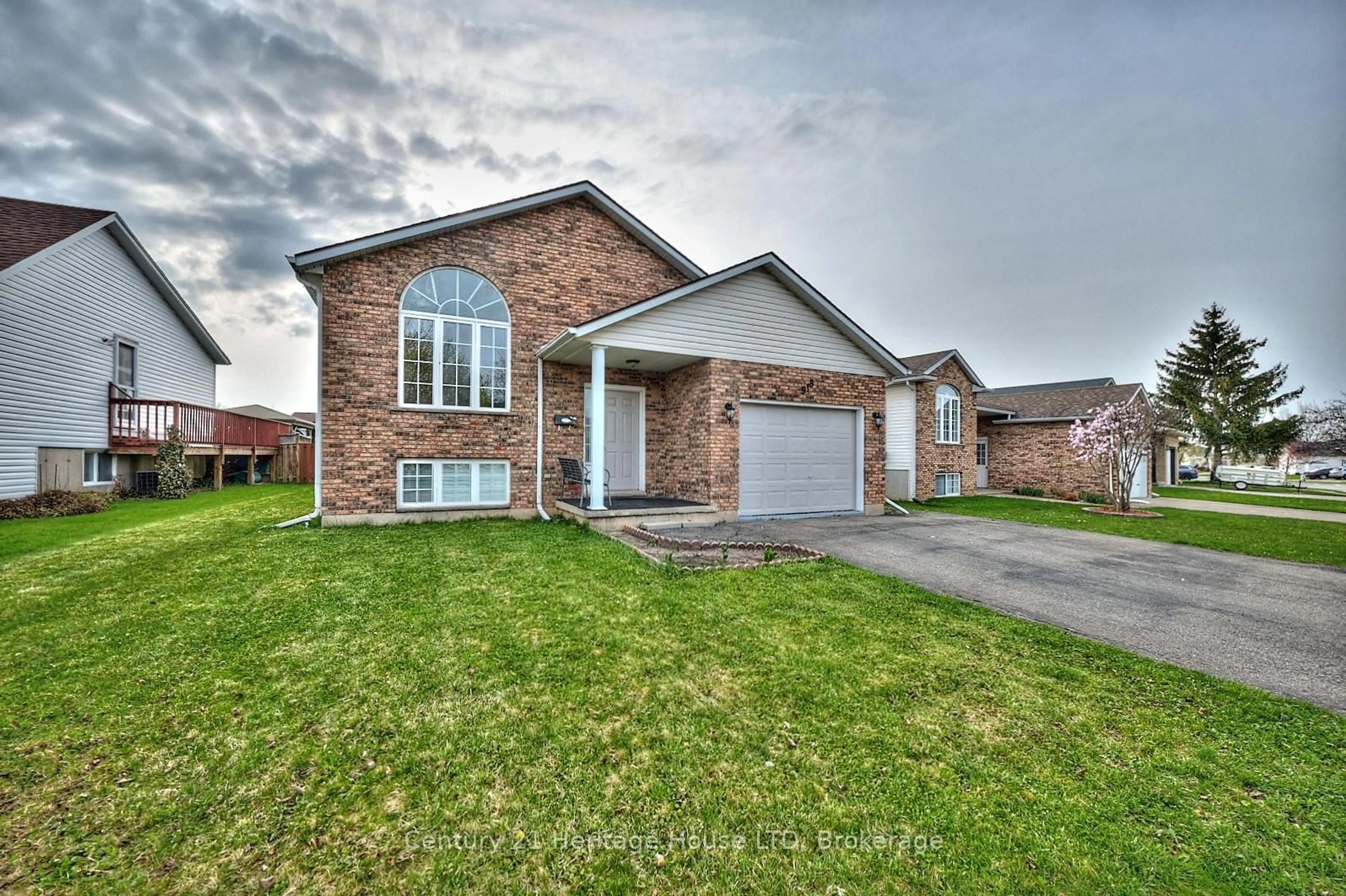 Home with brick exterior material, street for 918 Concession Rd, Fort Erie Ontario L2A 6B8