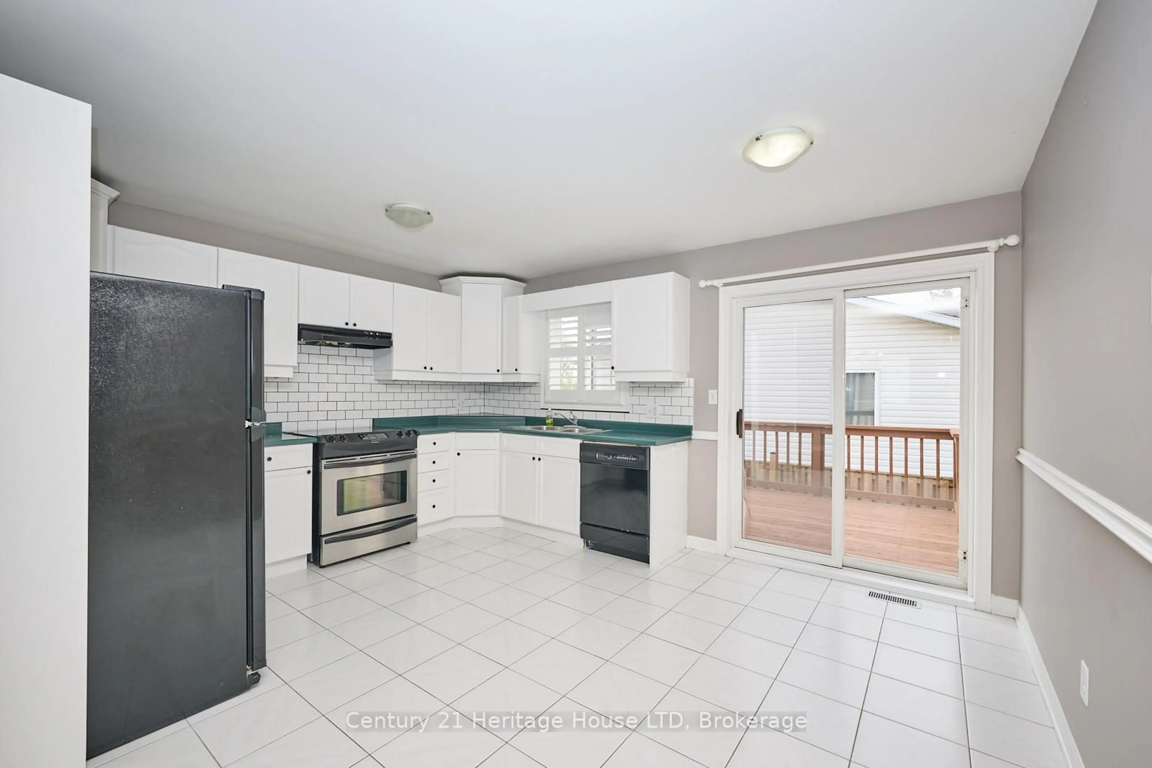 Standard kitchen, ceramic/tile floor for 918 Concession Rd, Fort Erie Ontario L2A 6B8