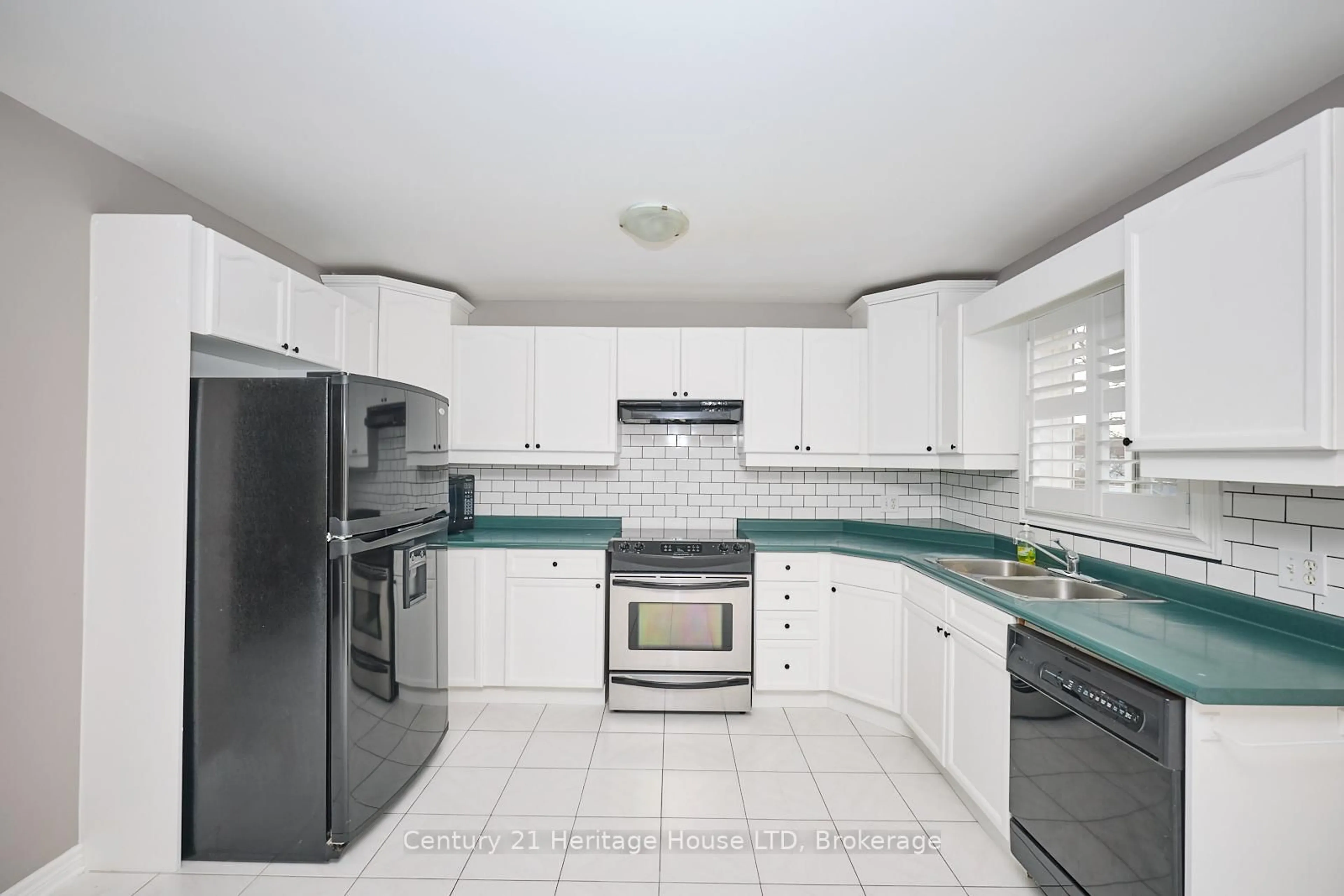 Standard kitchen, ceramic/tile floor for 918 Concession Rd, Fort Erie Ontario L2A 6B8