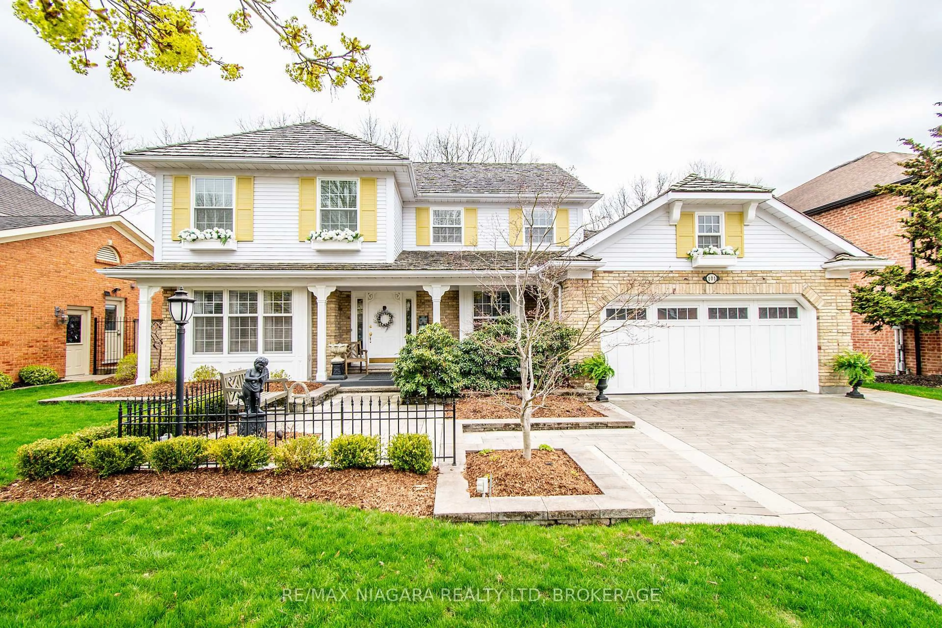 Home with vinyl exterior material, street for 101 Port Master Dr, St. Catharines Ontario L2N 7H5