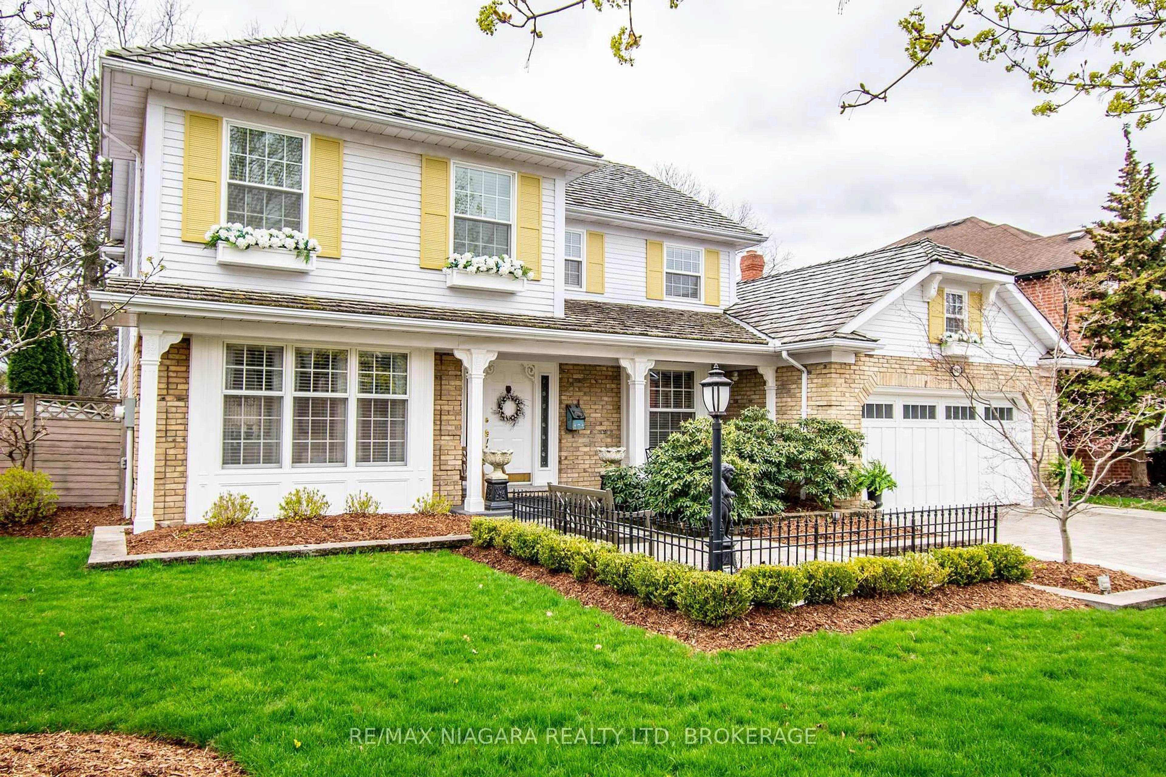 Home with vinyl exterior material, street for 101 Port Master Dr, St. Catharines Ontario L2N 7H5