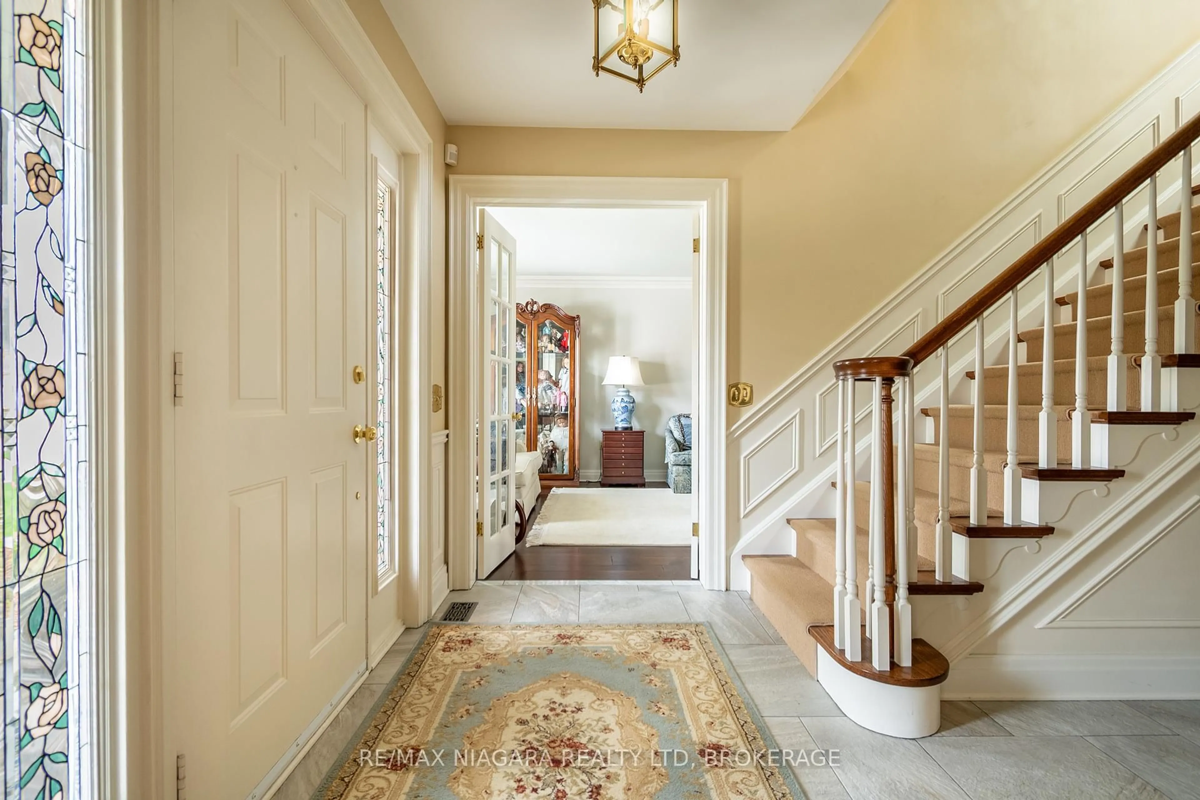 Indoor foyer for 101 Port Master Dr, St. Catharines Ontario L2N 7H5