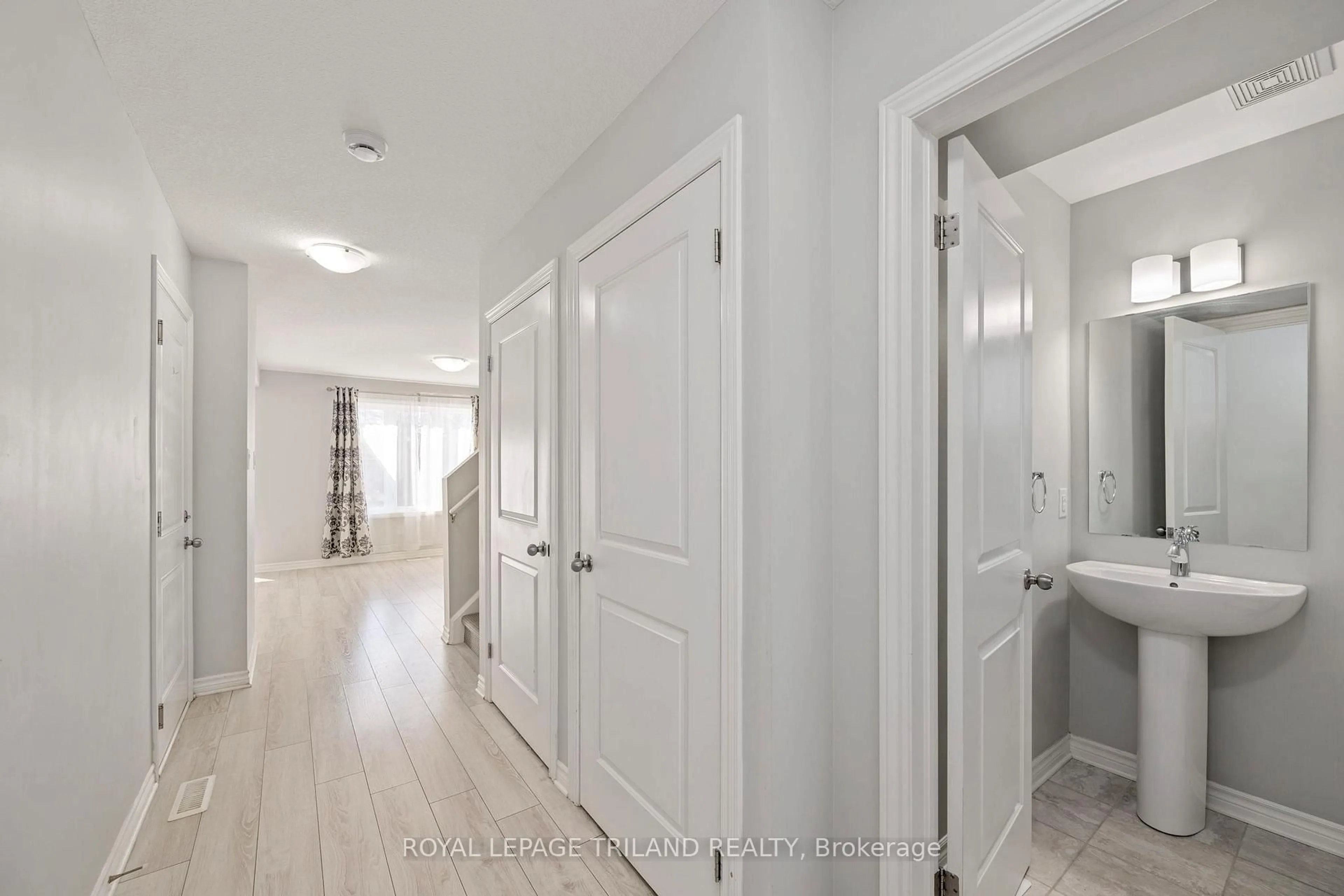 Indoor entryway for 1273 Michael Circ, London East Ontario N5V 0B8