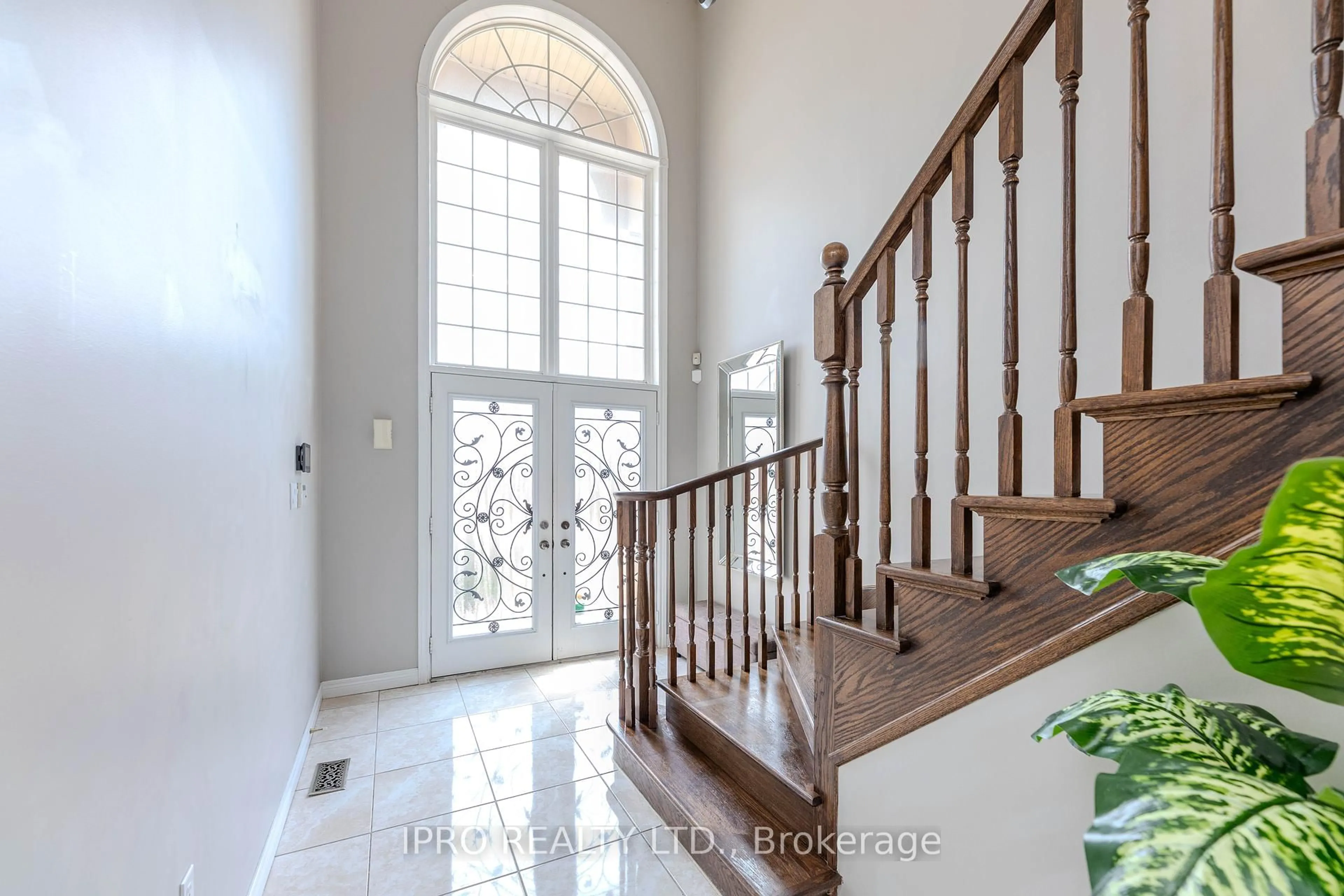 Indoor entryway for 38 Assisi St, Hamilton Ontario L8W 0A5