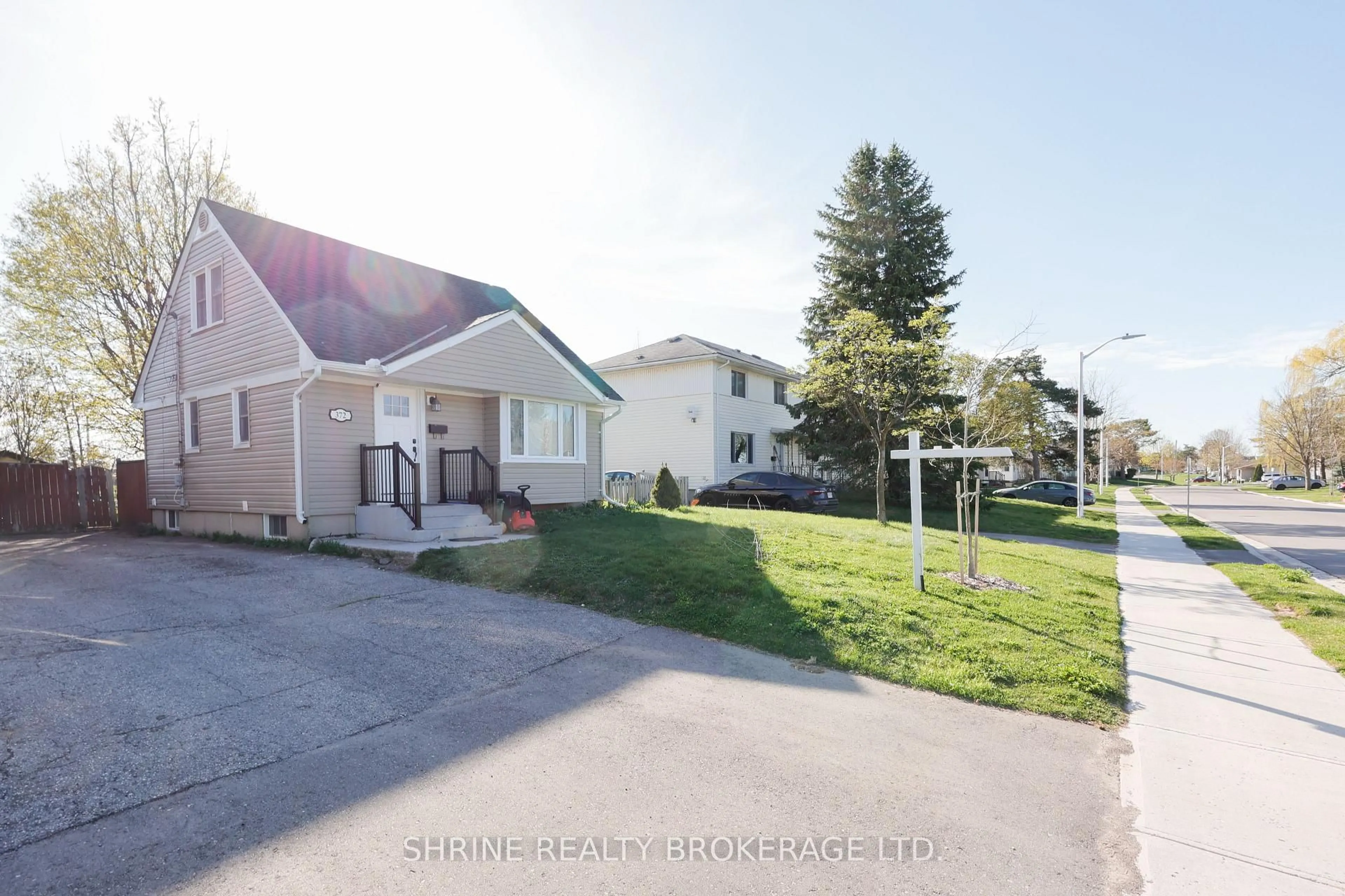 A pic from outside/outdoor area/front of a property/back of a property/a pic from drone, mountain view for 372 Flanders Row, London East Ontario N5Y 1C4