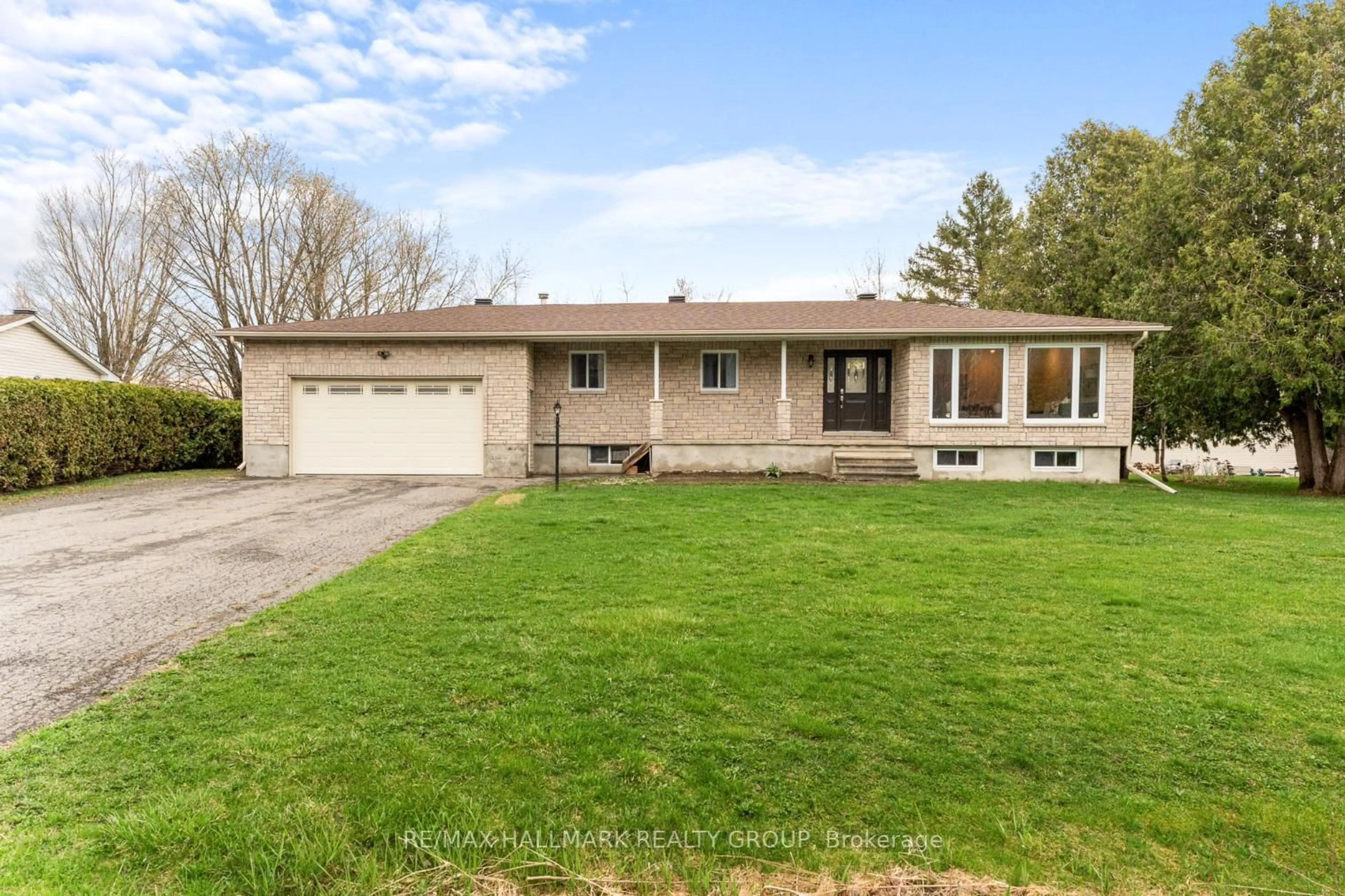 A pic from outside/outdoor area/front of a property/back of a property/a pic from drone, street for 4369 Farmers Way, Carlsbad Springs Ontario K0A 1K0