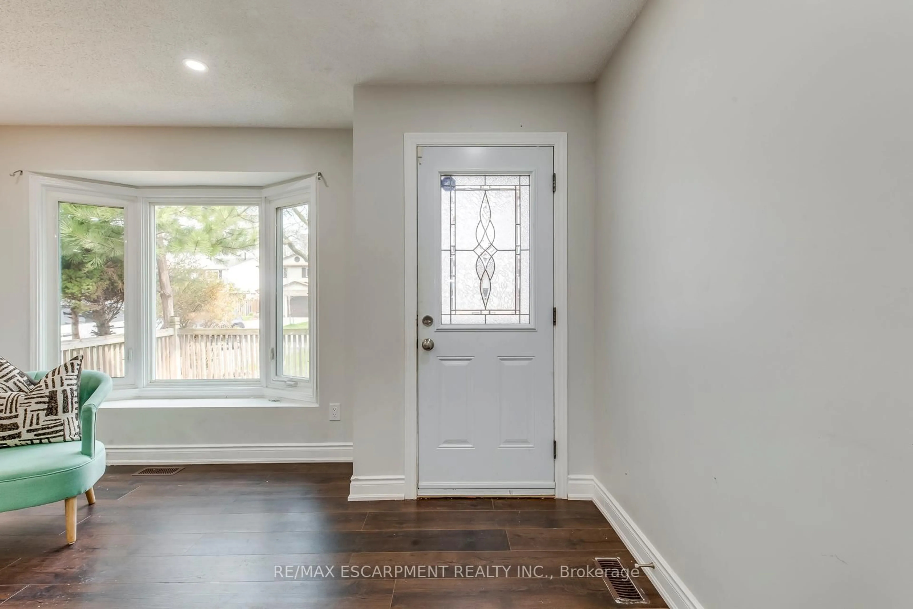 Indoor entryway for 11 Drakes Dr, Hamilton Ontario L6K 3J7