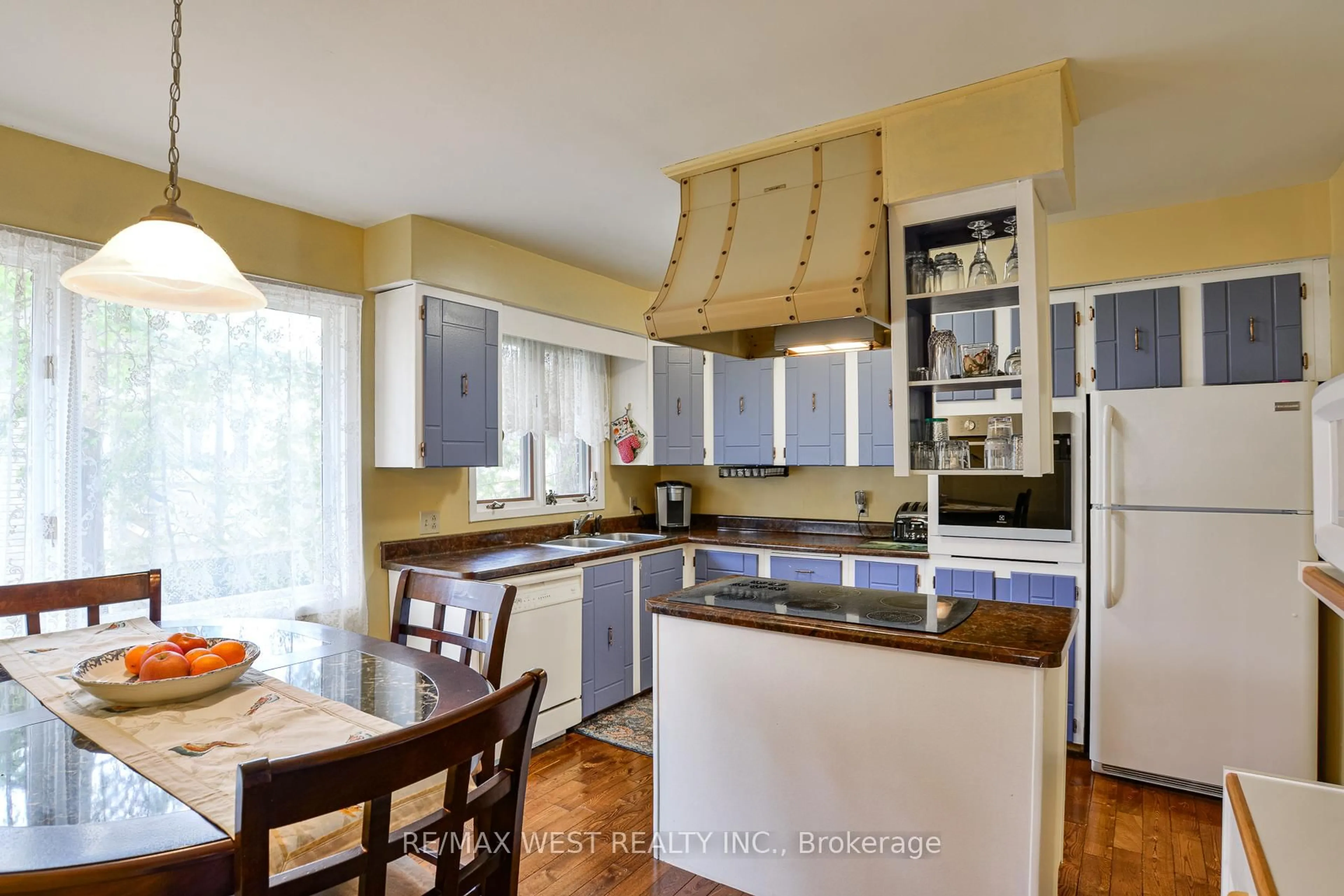 Open concept kitchen, unknown for 640 David St, Gravenhurst Ontario P1P 1M2