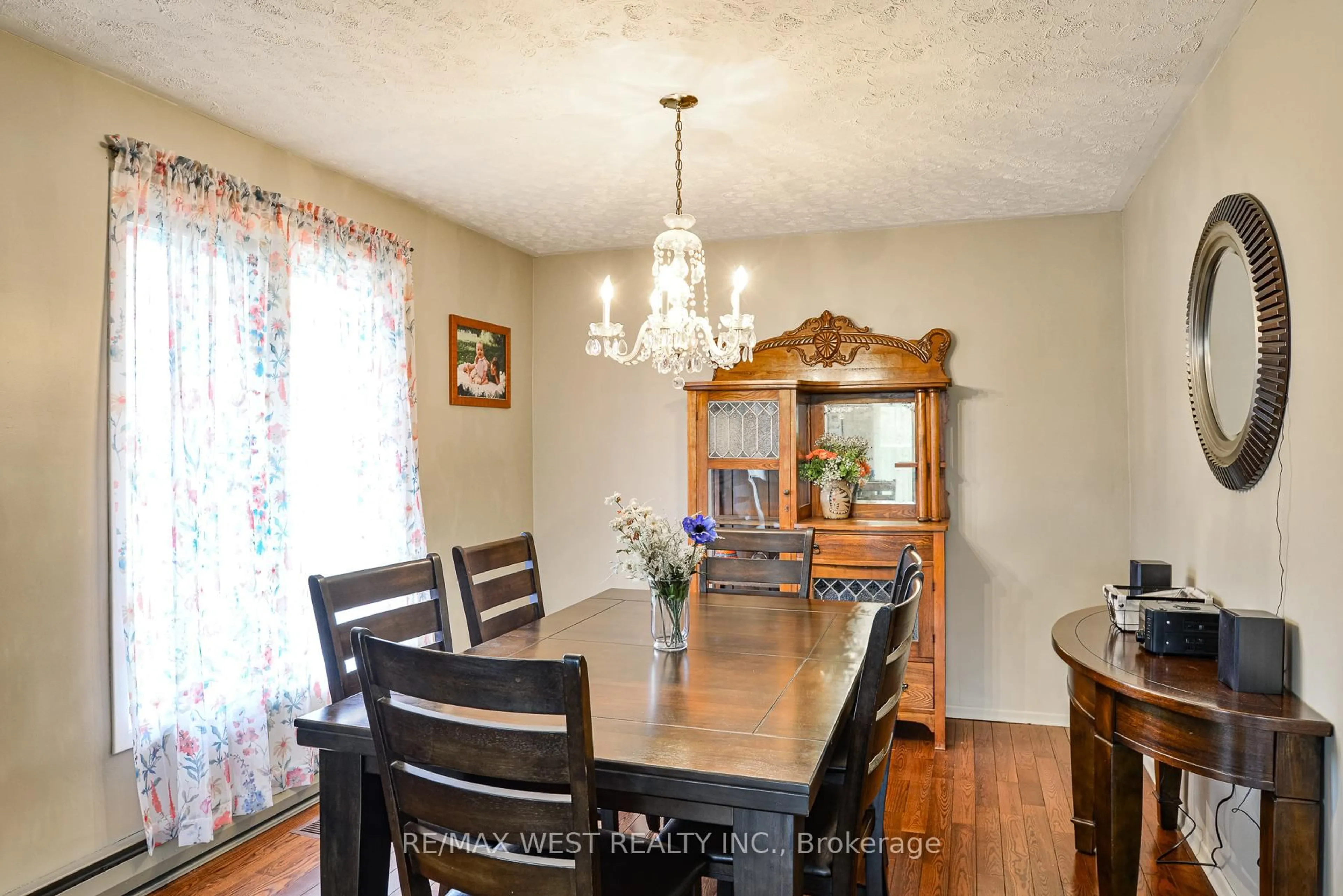 Dining room, wood/laminate floor for 640 David St, Gravenhurst Ontario P1P 1M2