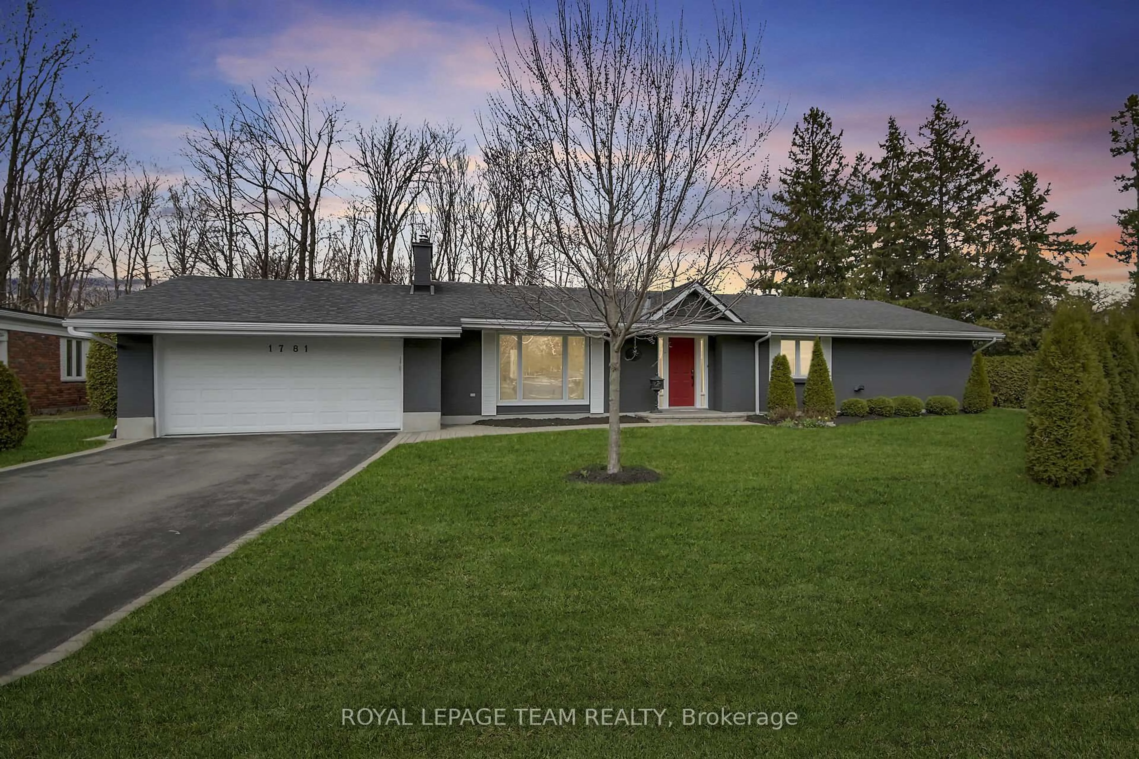 A pic from outside/outdoor area/front of a property/back of a property/a pic from drone, street for 1781 Rhodes Cres, Ottawa Ontario K1H 5T1