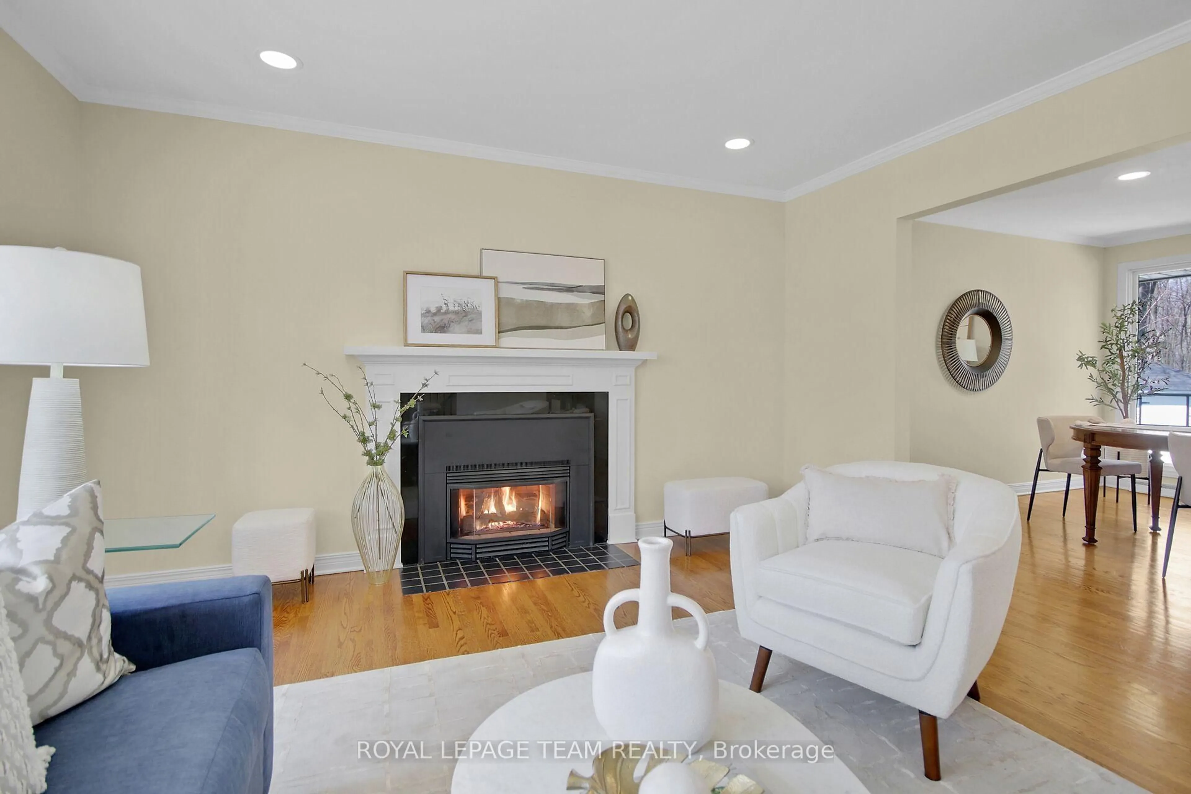 Living room with furniture, unknown for 1781 Rhodes Cres, Ottawa Ontario K1H 5T1