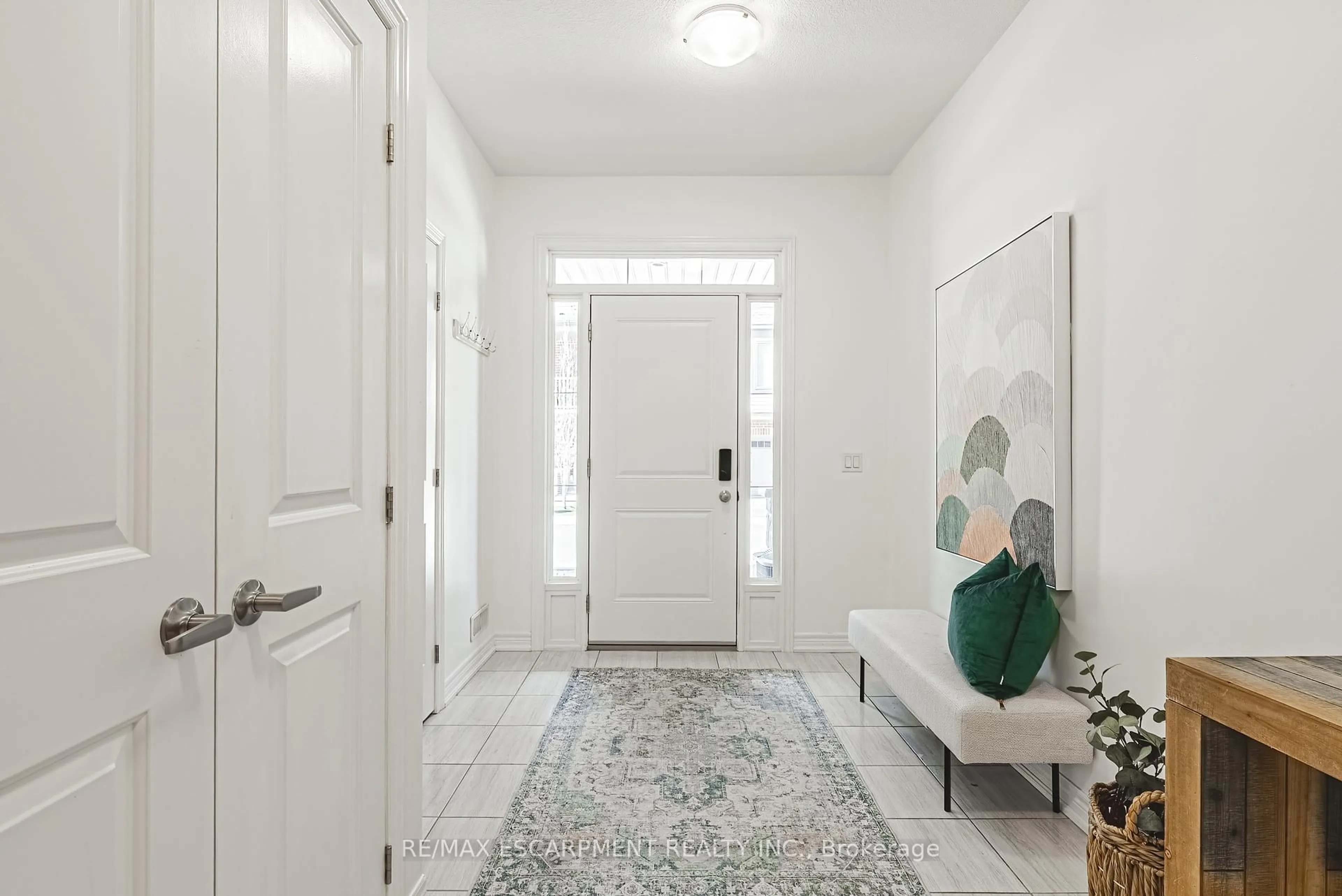 Indoor entryway for 18 Ridgeside Lane, Hamilton Ontario L0R 1H0