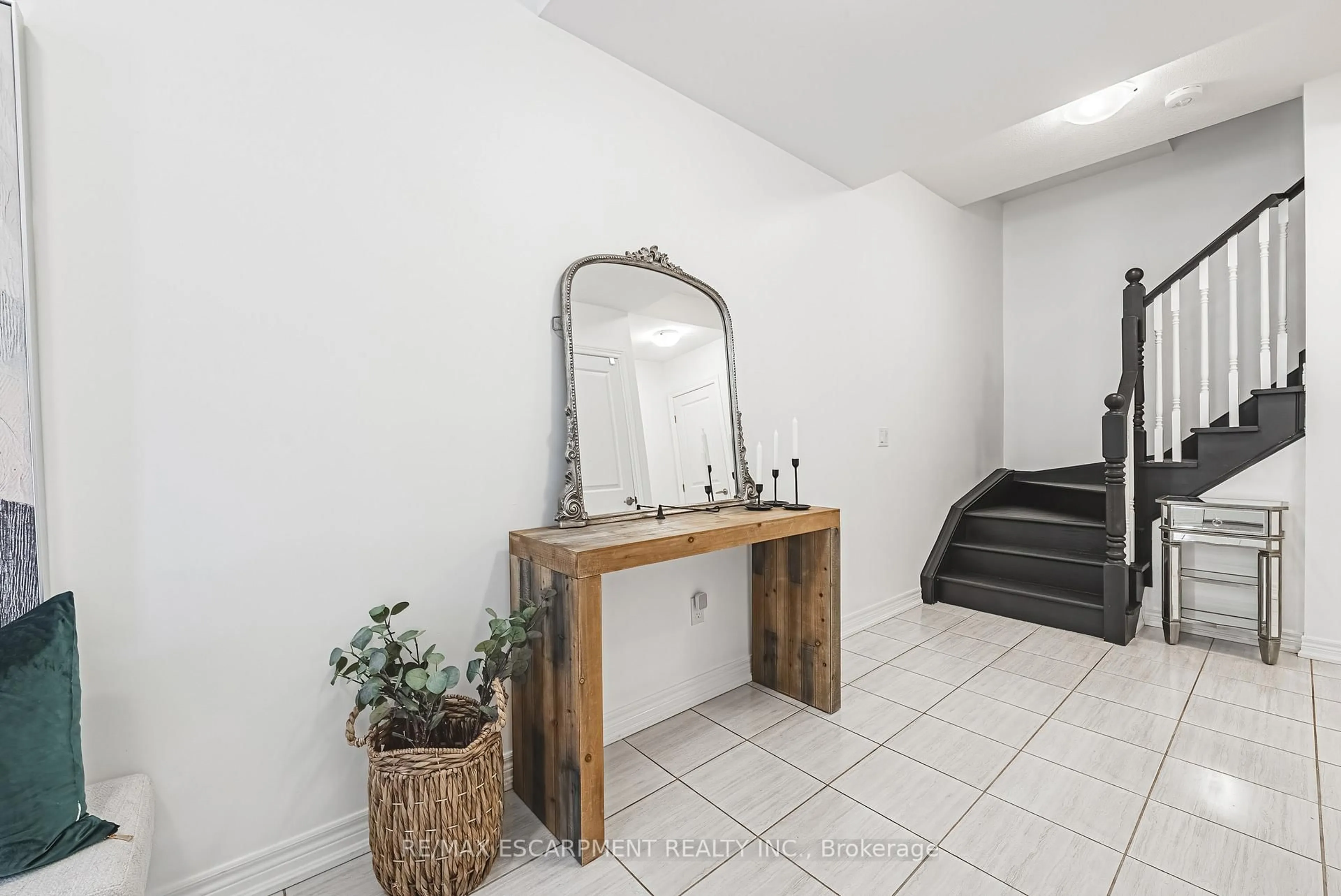 Indoor foyer for 18 Ridgeside Lane, Hamilton Ontario L0R 1H0