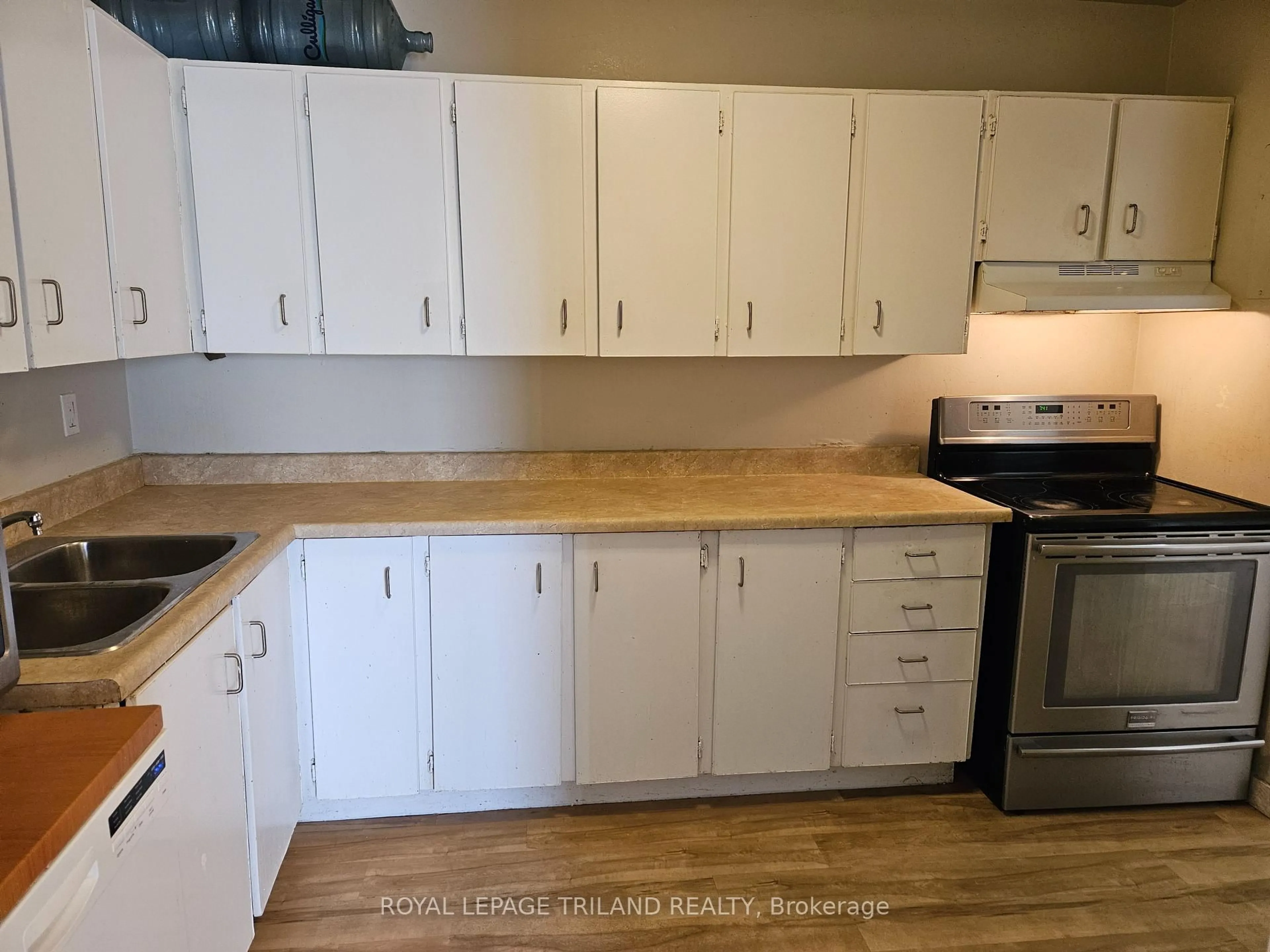 Standard kitchen, wood/laminate floor for 583 Mornington Ave #804, London East Ontario N5Y 3E9