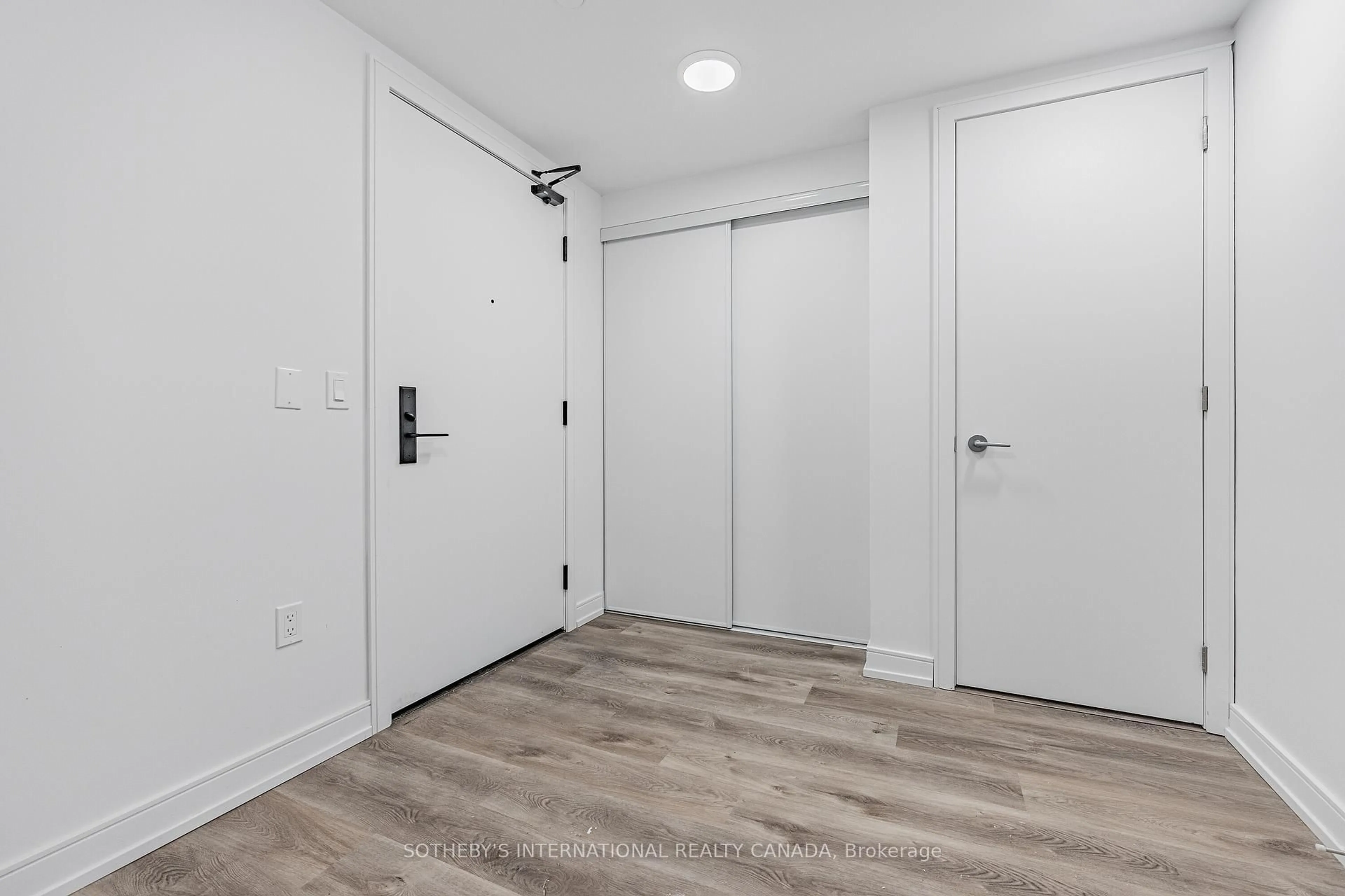 Indoor entryway for 1 Jarvis St #516, Hamilton Ontario L8R 3J2