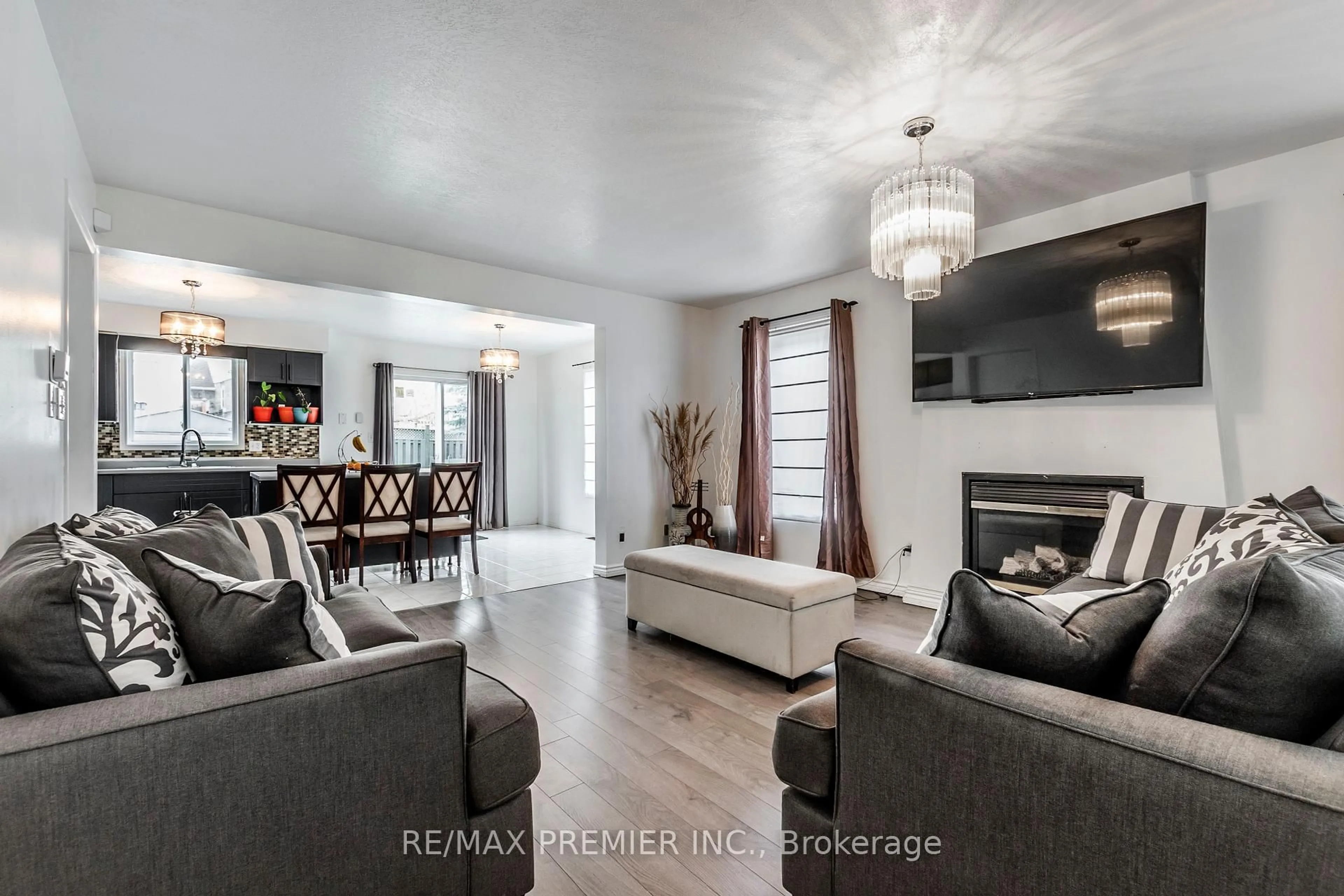Living room with furniture, unknown for 23 Chester Dr, Cambridge Ontario N1T 2C4