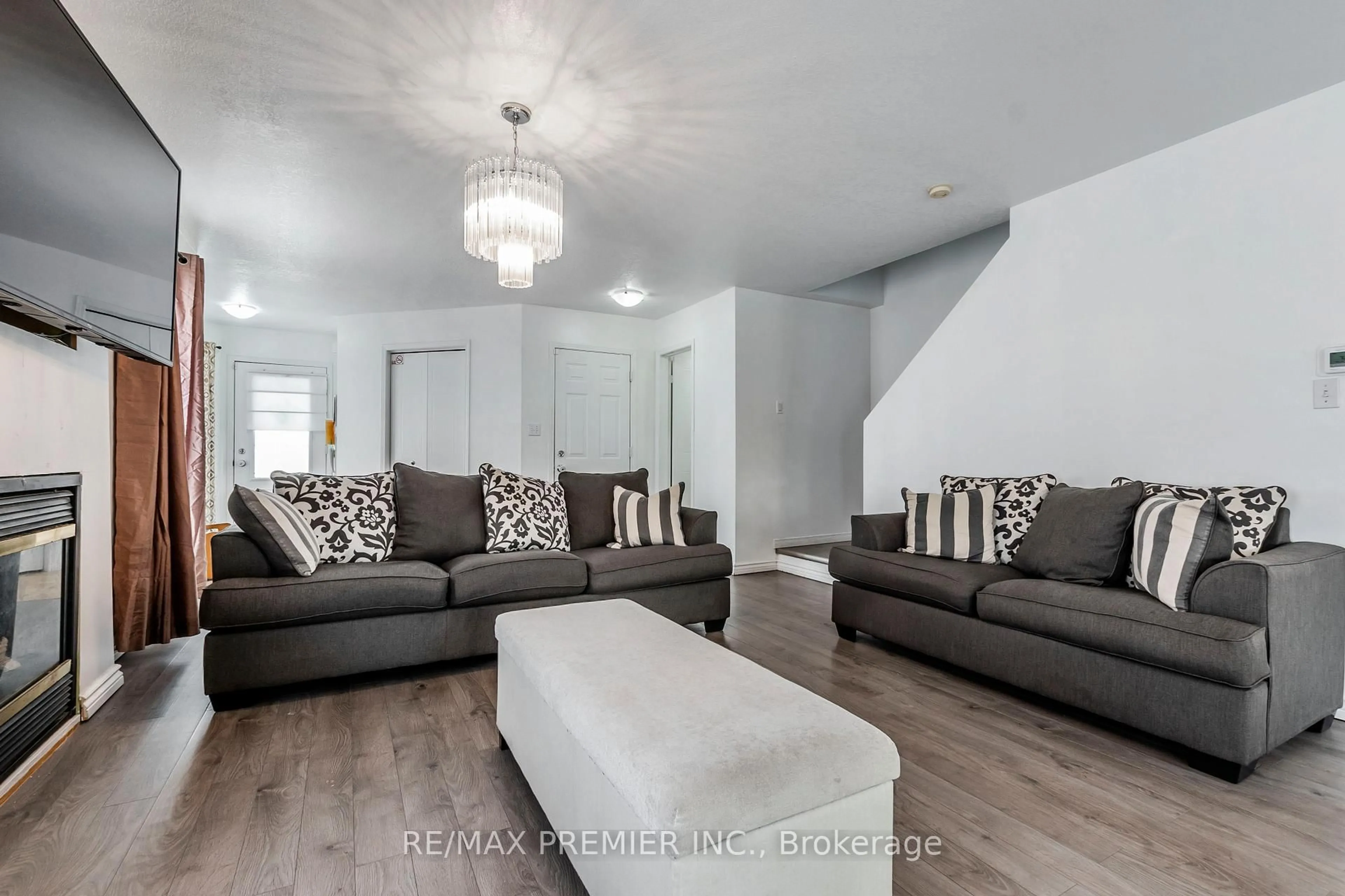 Living room with furniture, unknown for 23 Chester Dr, Cambridge Ontario N1T 2C4