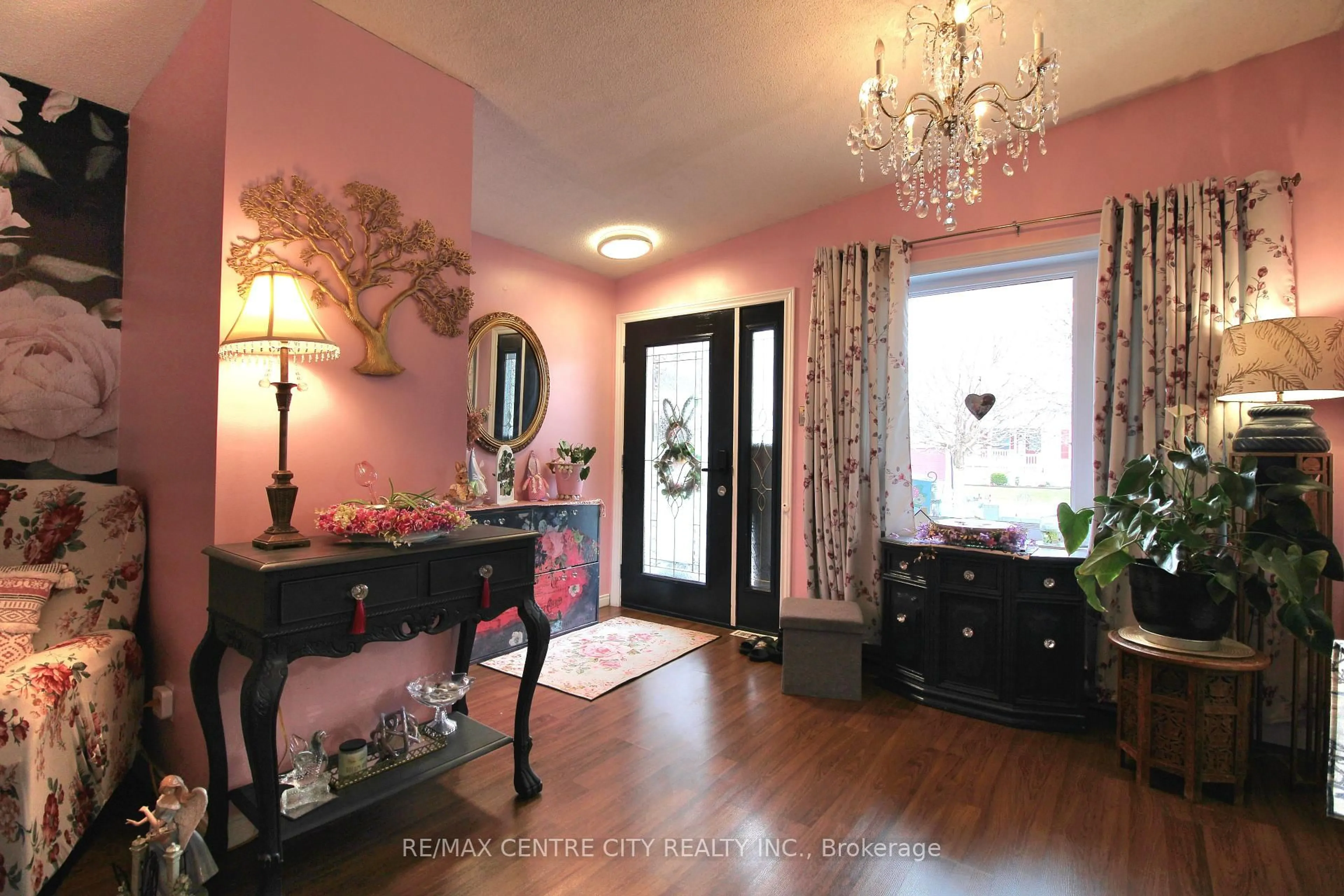 Indoor entryway for 11 STEWART St, Strathroy Caradoc Ontario N7G 1A1