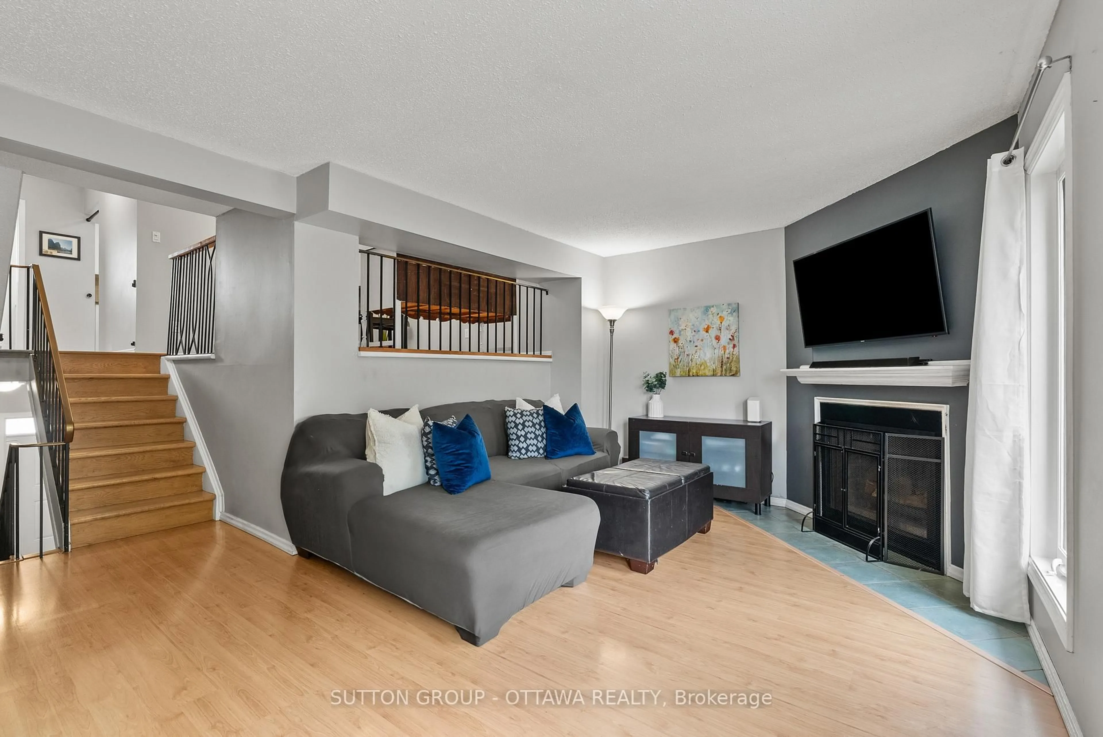 Living room with furniture, wood/laminate floor for 55 LIGHTFOOT Pl, Ottawa Ontario K2L 3M3