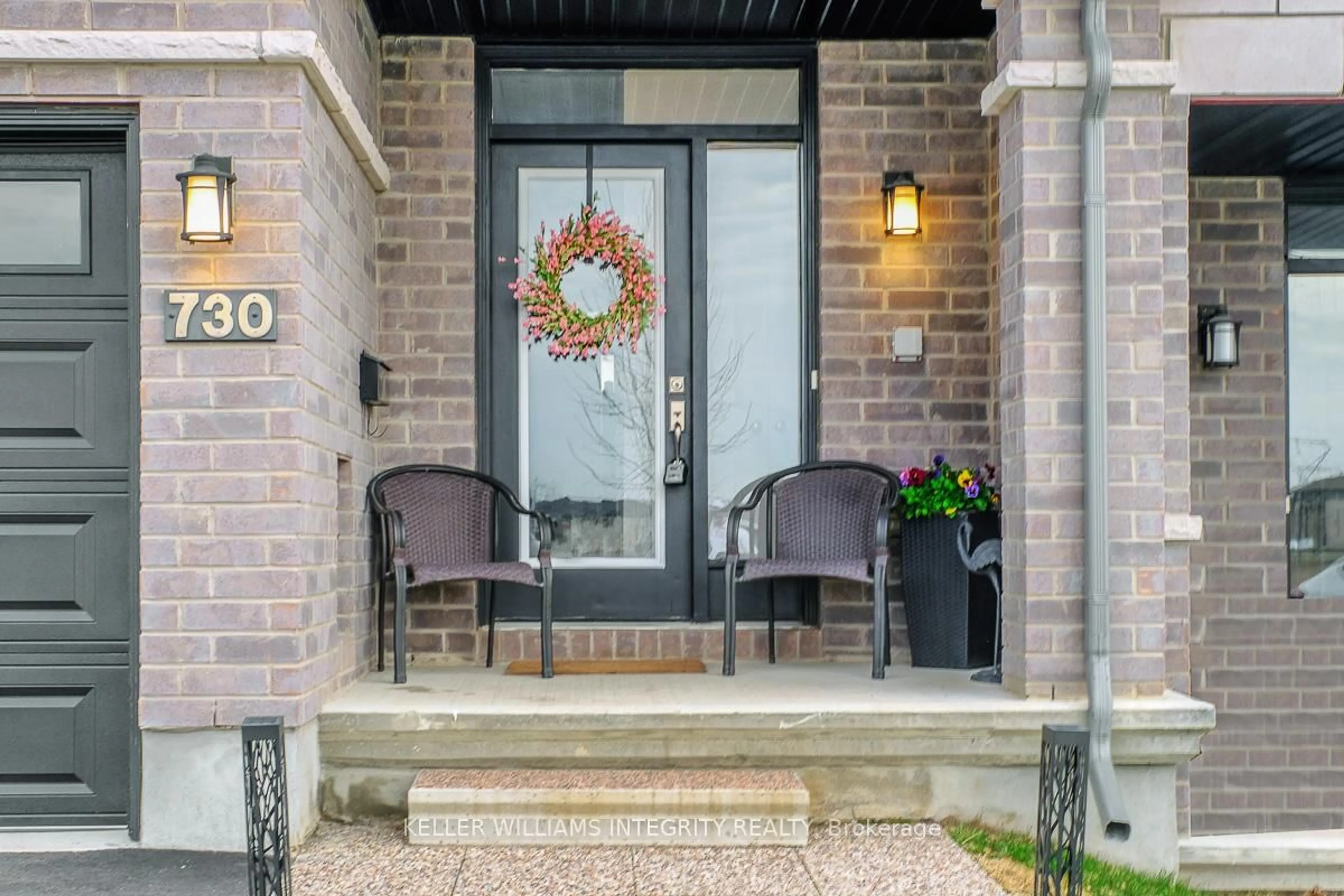 Indoor entryway for 730 Putney Cres, Ottawa Ontario K2S 2N9