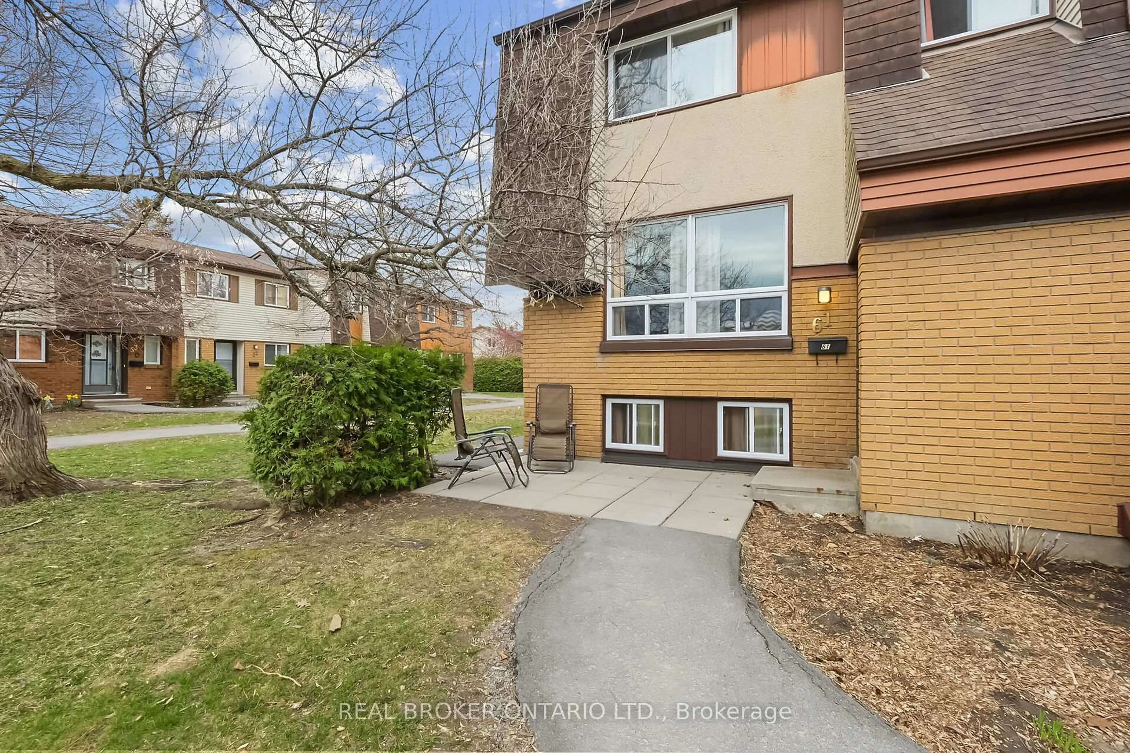 Patio, street for 61 Pixley Private, Ottawa Ontario K1G 4C3