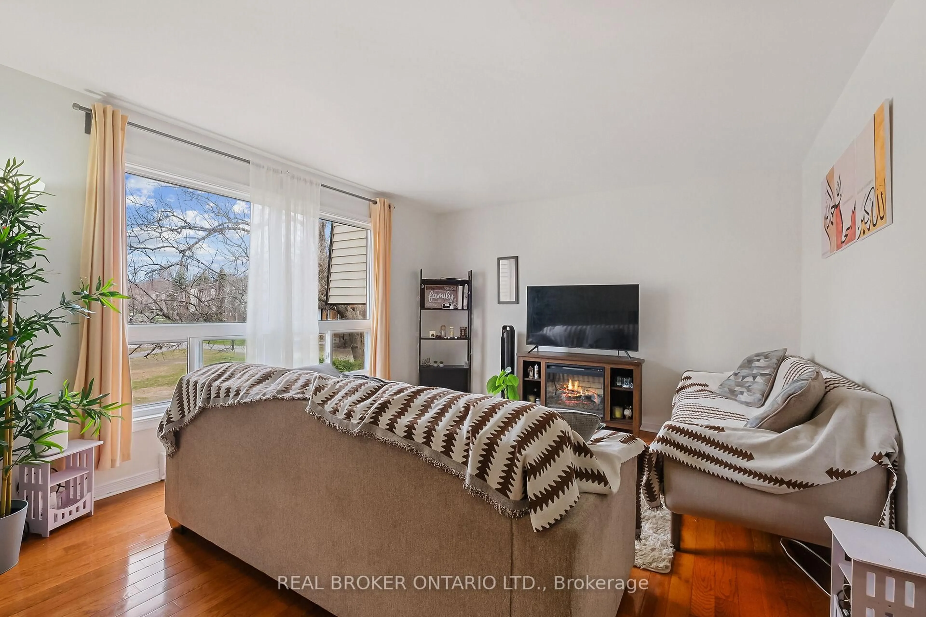 Living room with furniture, wood/laminate floor for 61 Pixley Private, Ottawa Ontario K1G 4C3