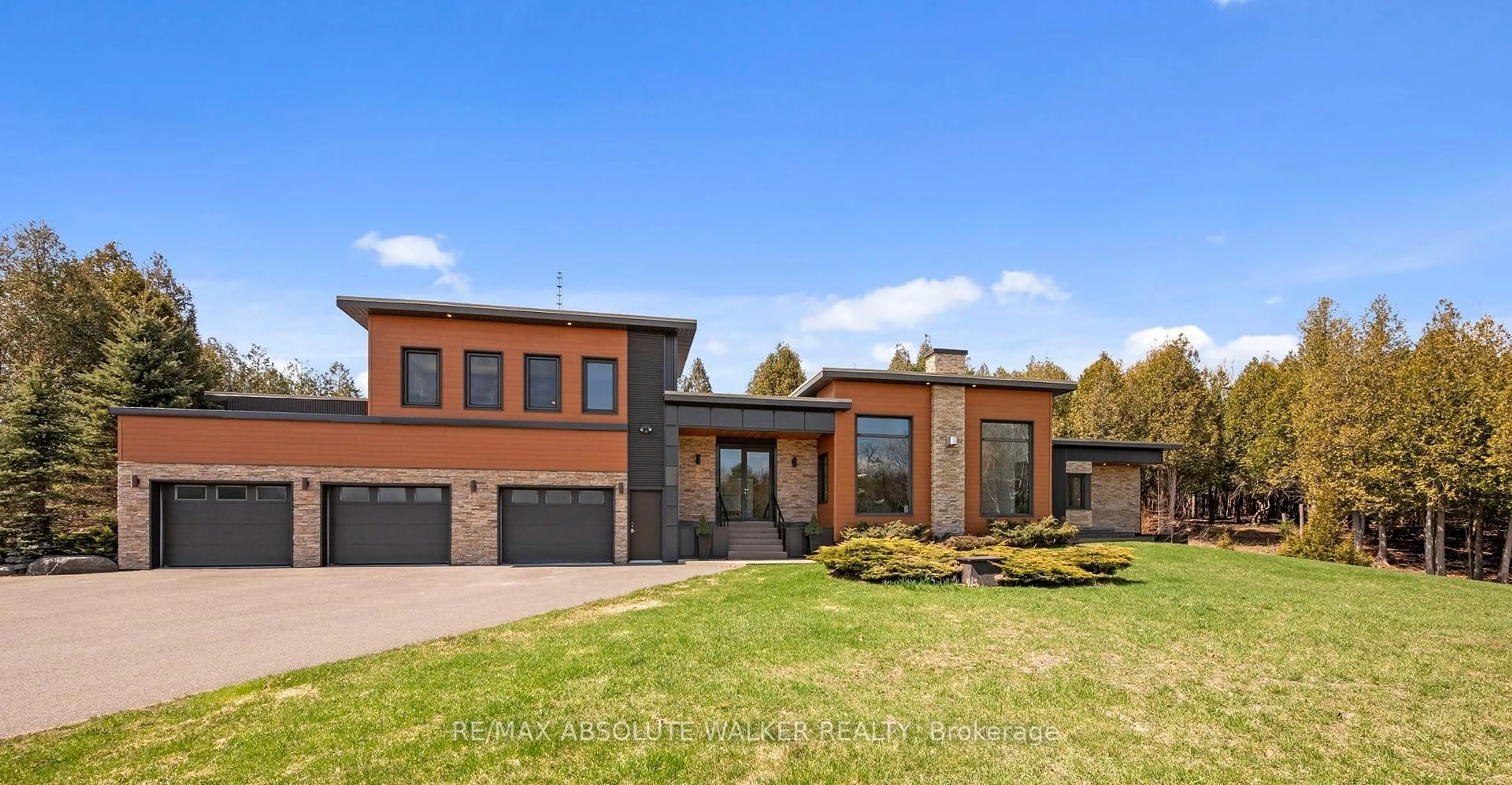 Home with brick exterior material, unknown for 19421 Kenyon Concession 1 Rd, North Glengarry Ontario K0C 1B0