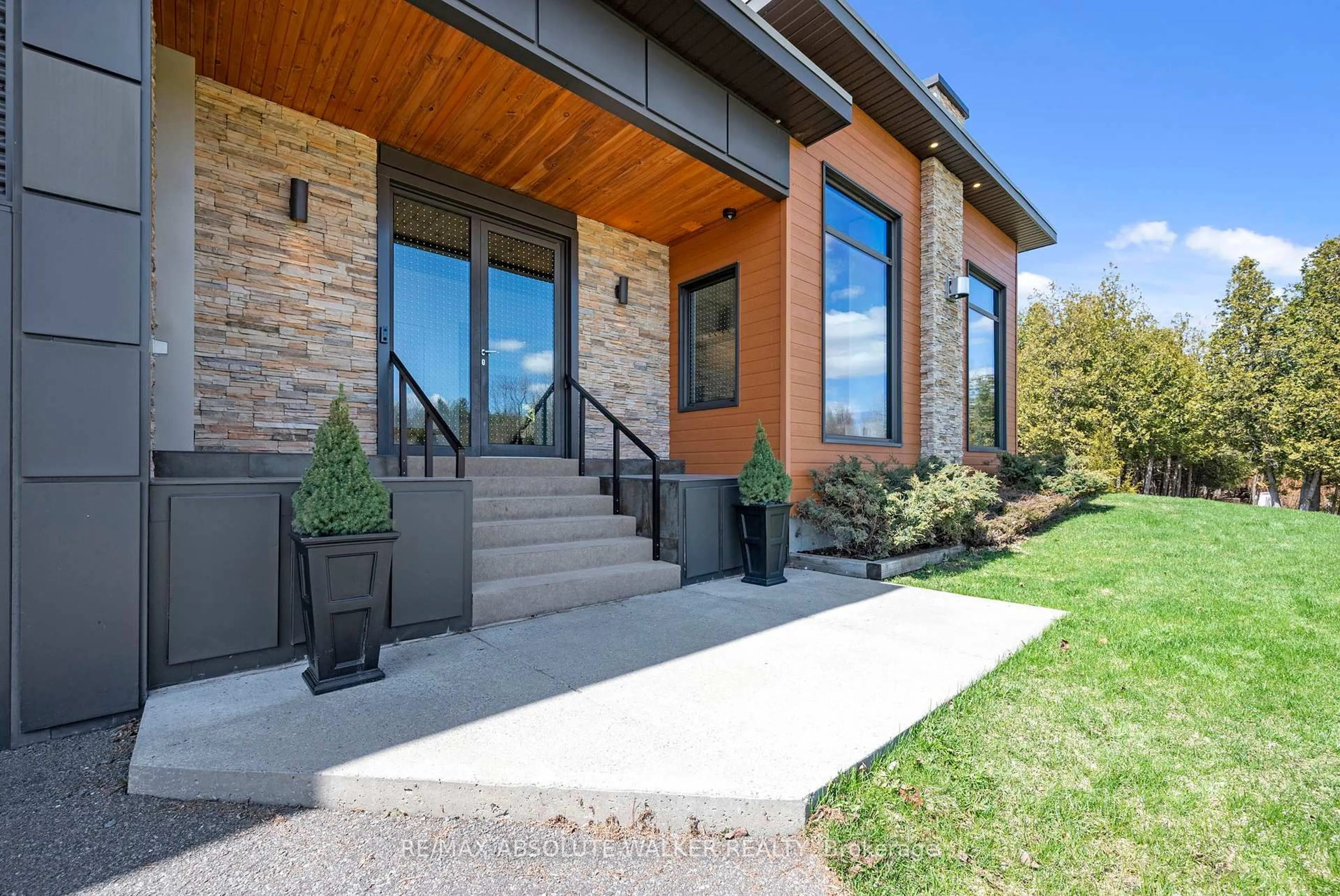 Home with brick exterior material, unknown for 19421 Kenyon Concession 1 Rd, North Glengarry Ontario K0C 1B0