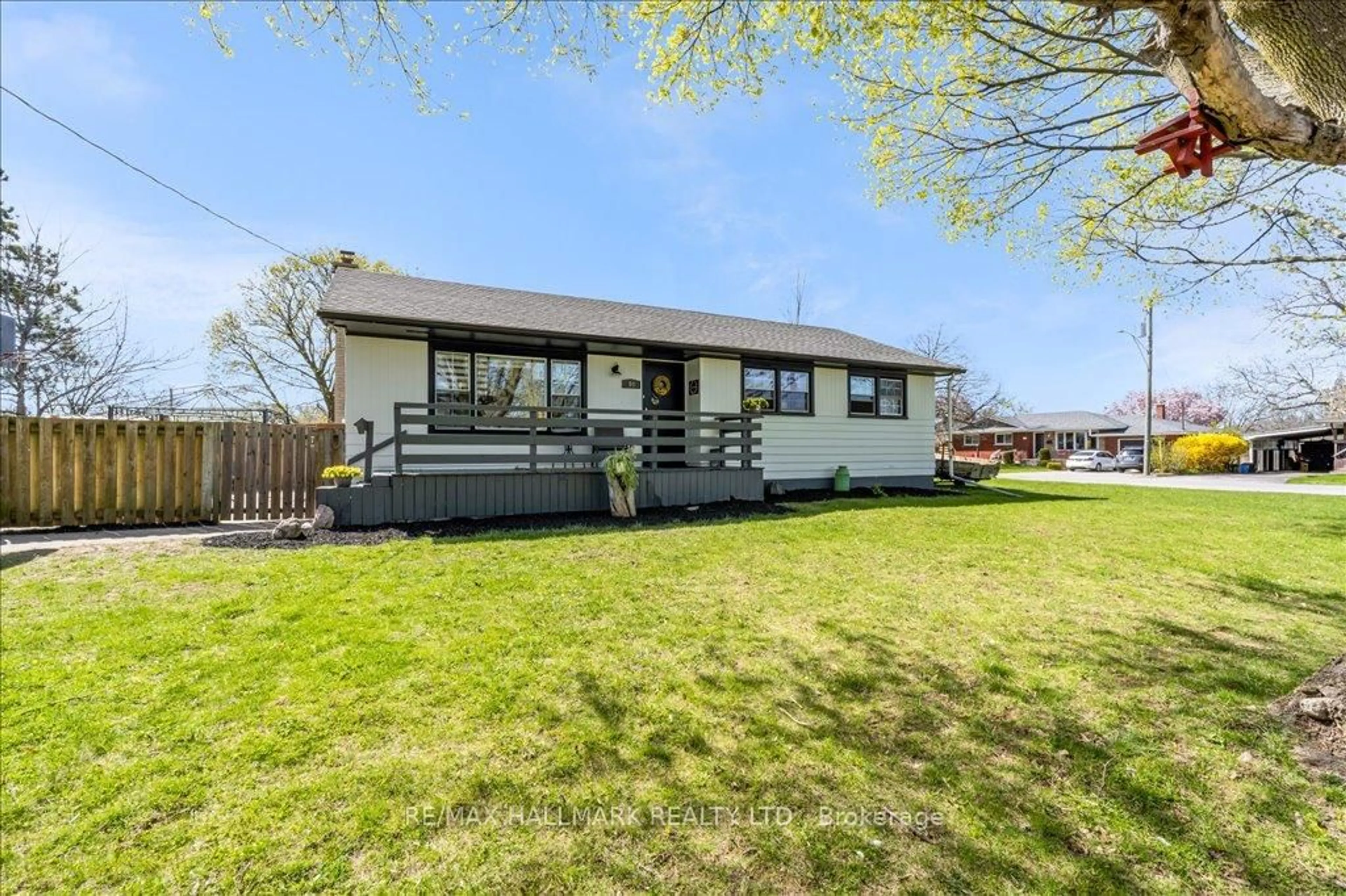 Home with vinyl exterior material, unknown for 10 Cayuga St, St. Catharines Ontario L2R 1E6