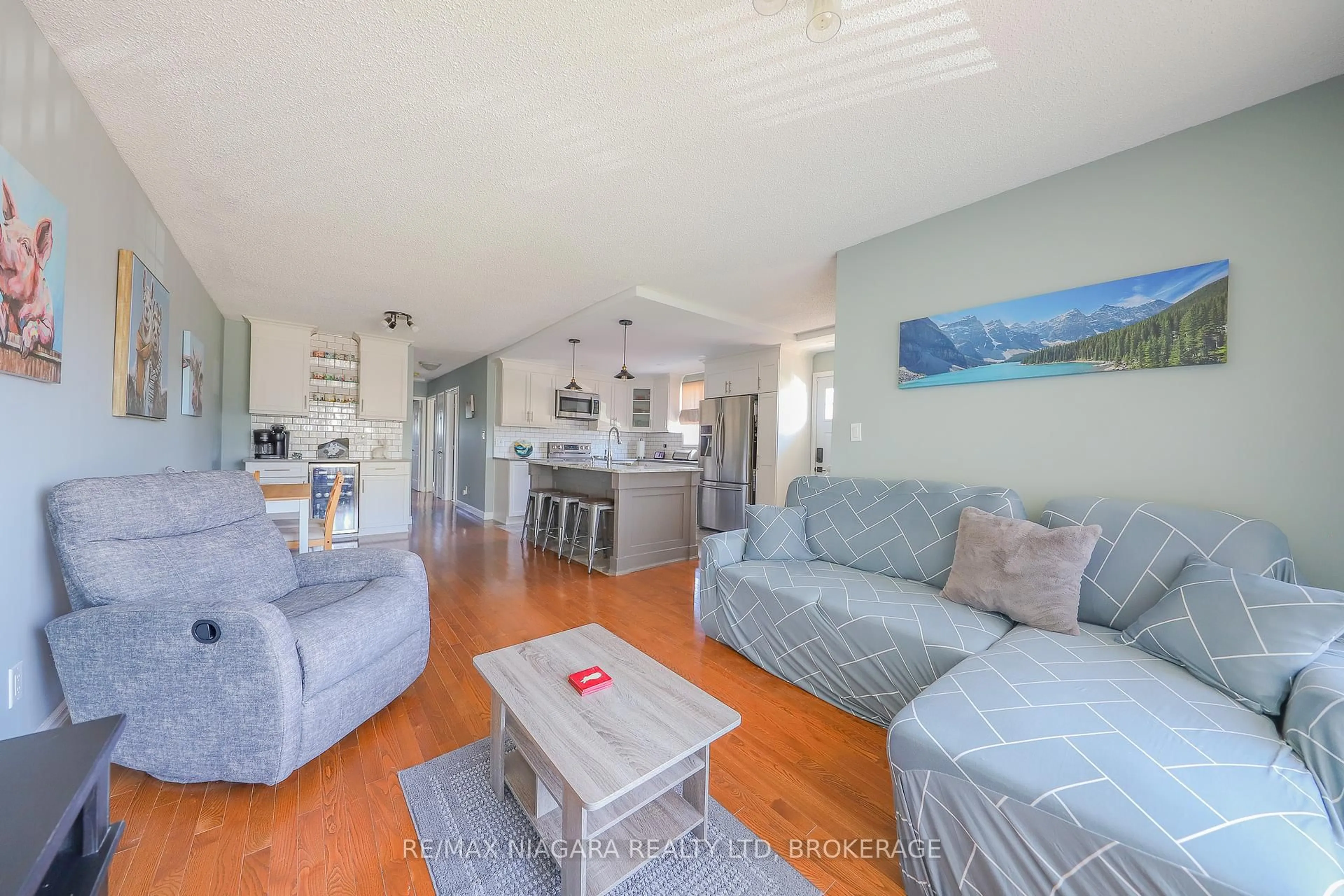 Living room with furniture, unknown for 34 Swayze Crt, Thorold Ontario L2V 4Y9
