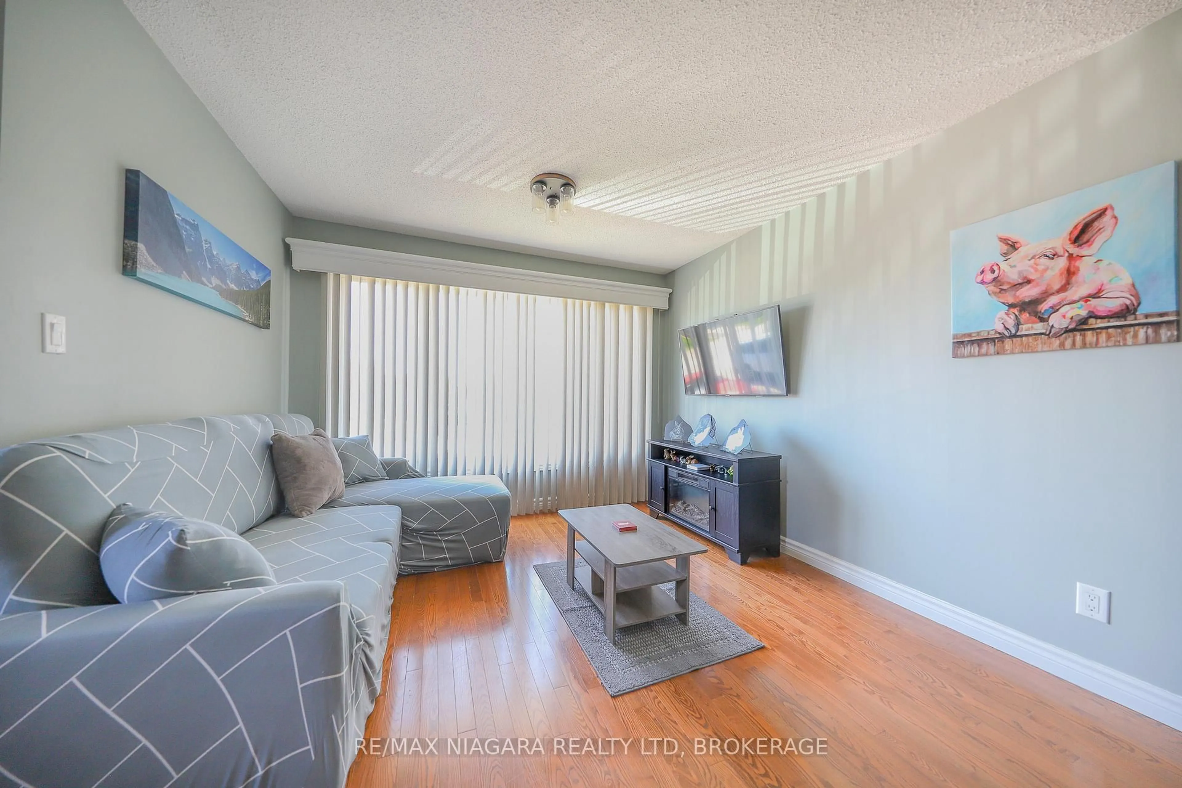 Living room with furniture, wood/laminate floor for 34 Swayze Crt, Thorold Ontario L2V 4Y9