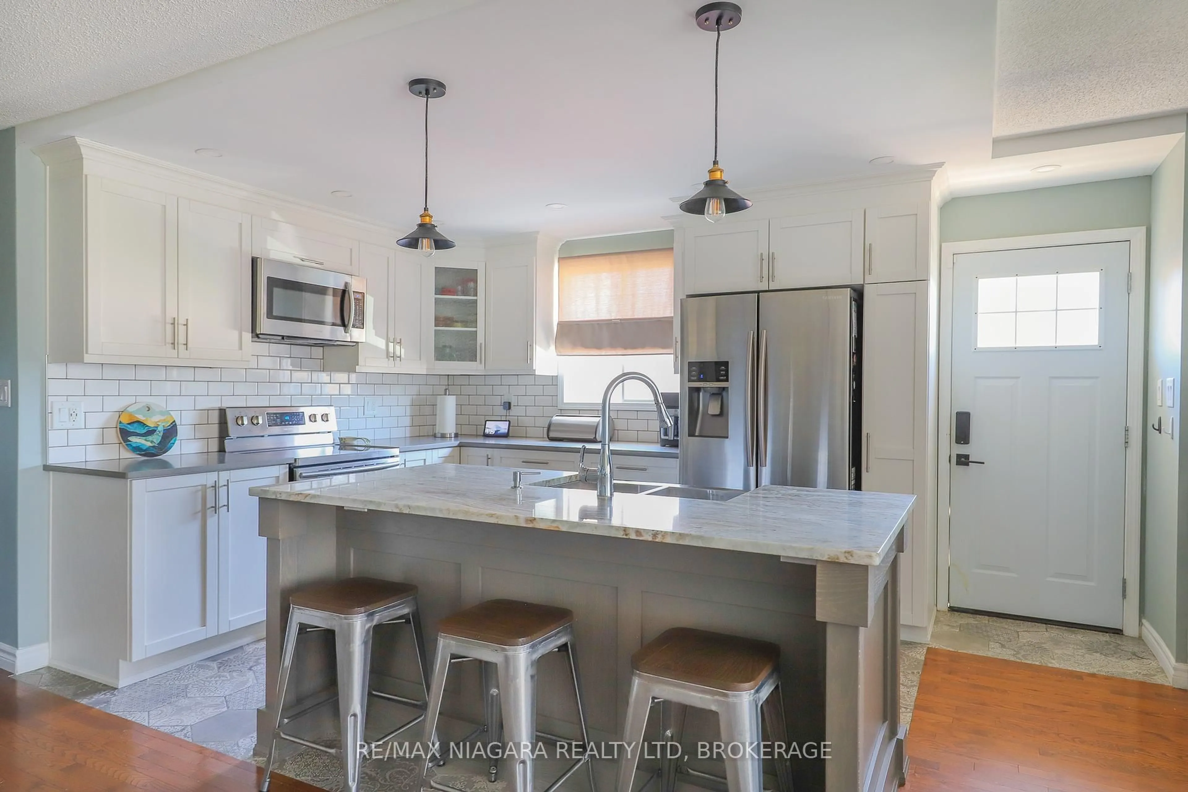 Open concept kitchen, ceramic/tile floor for 34 Swayze Crt, Thorold Ontario L2V 4Y9