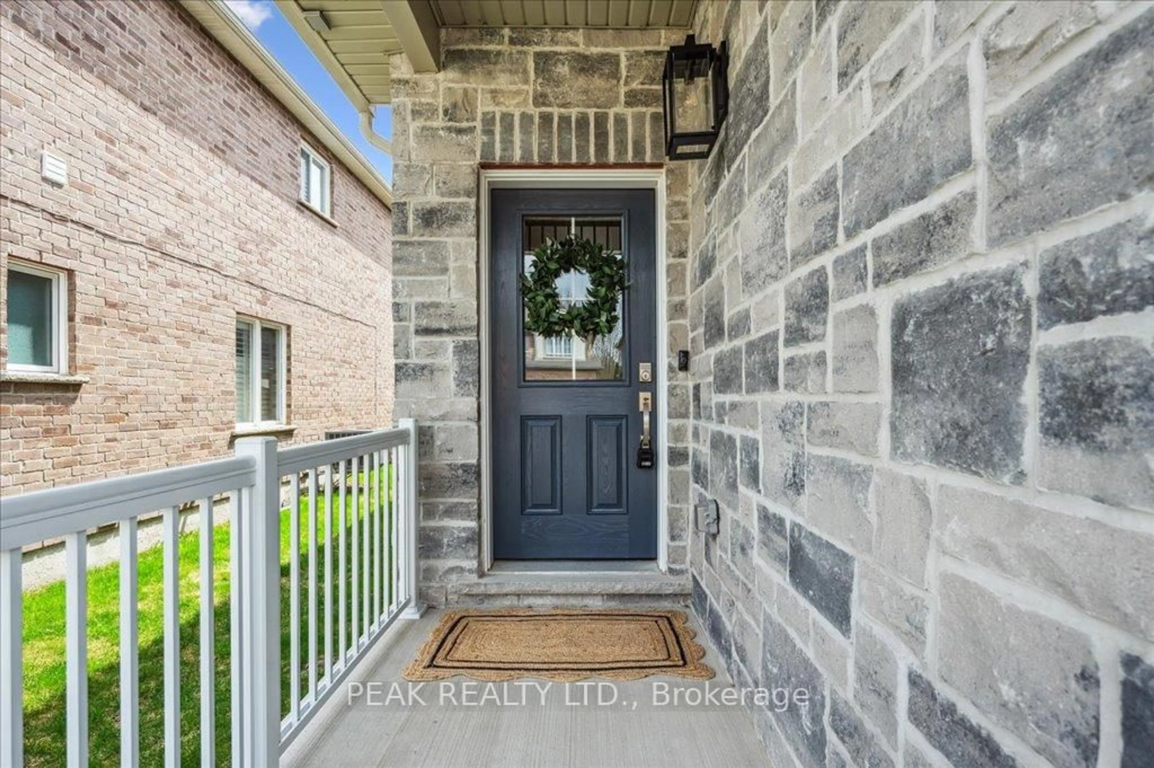 Indoor entryway for 133 Eaglecrest St, Kitchener Ontario N2K 0C4