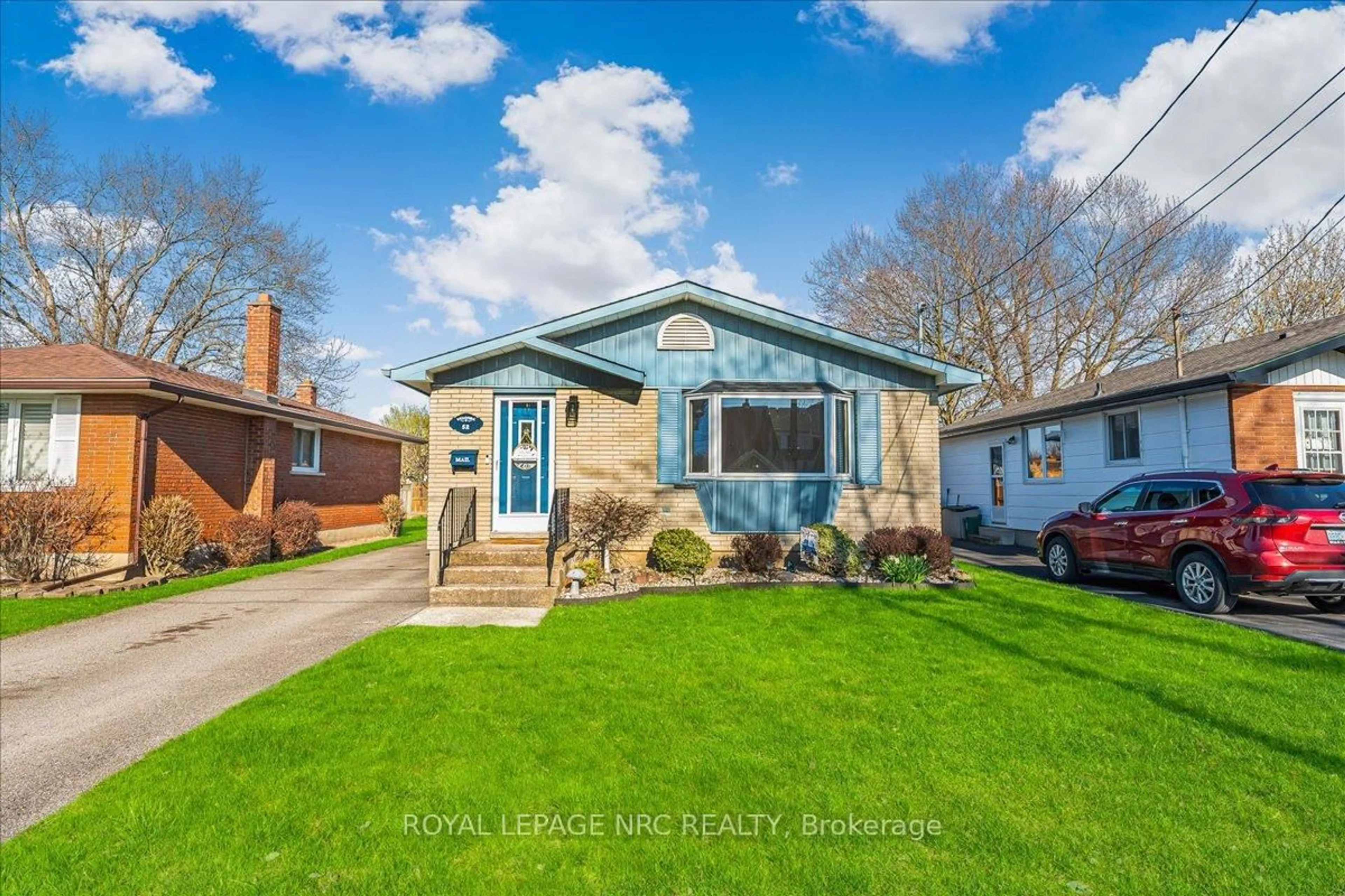 Home with vinyl exterior material, street for 52 Northhaven Rd, Welland Ontario L3C 1X1
