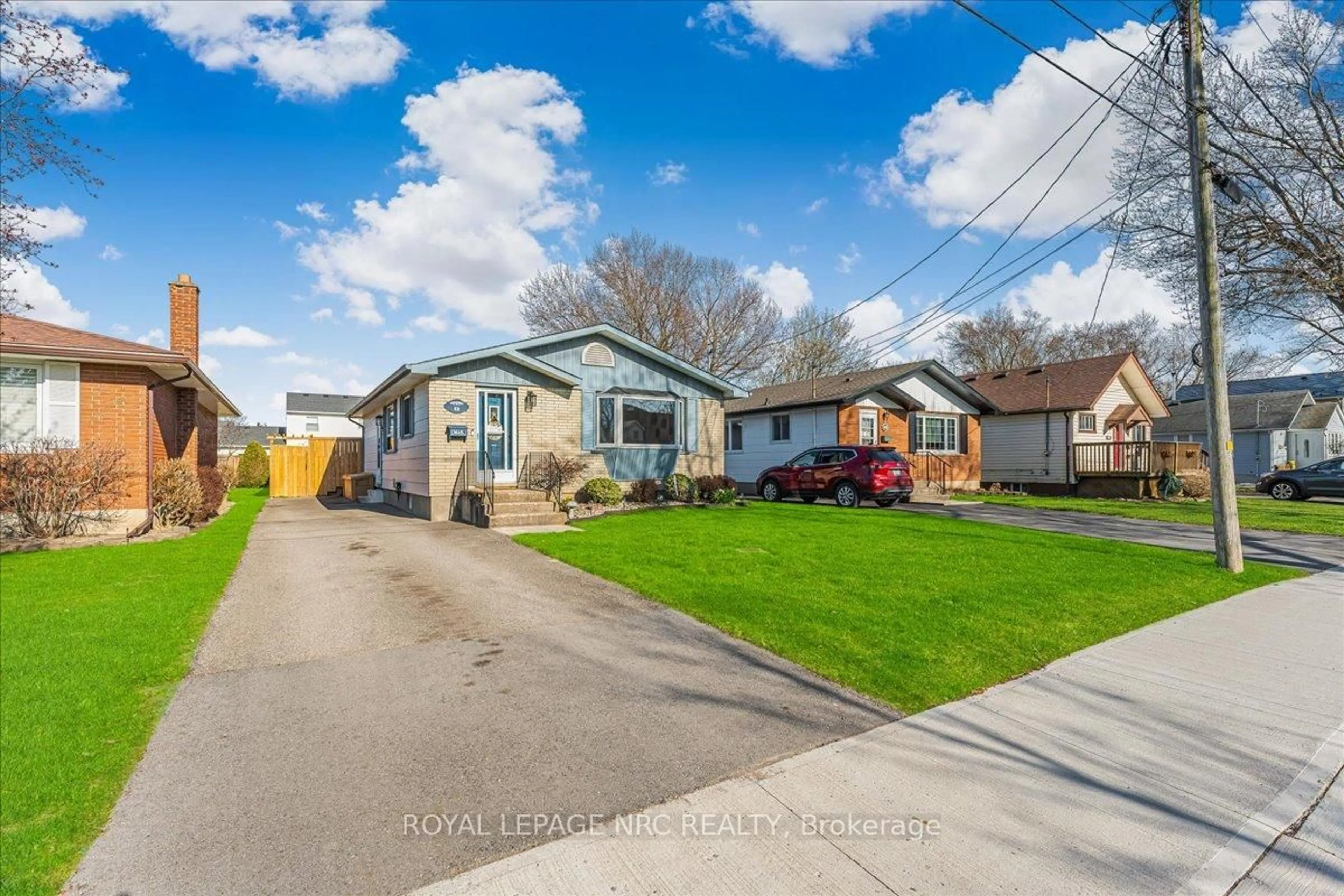 A pic from outside/outdoor area/front of a property/back of a property/a pic from drone, street for 52 Northhaven Rd, Welland Ontario L3C 1X1