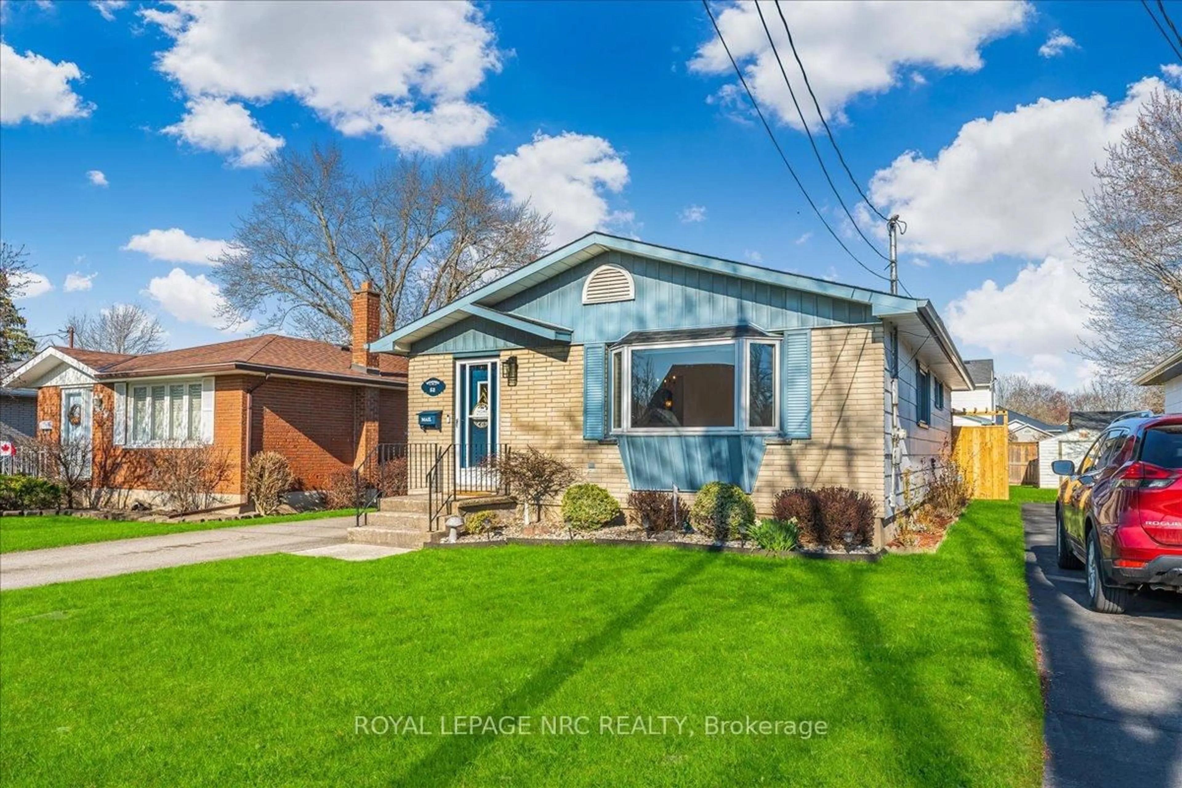 Home with vinyl exterior material, street for 52 Northhaven Rd, Welland Ontario L3C 1X1