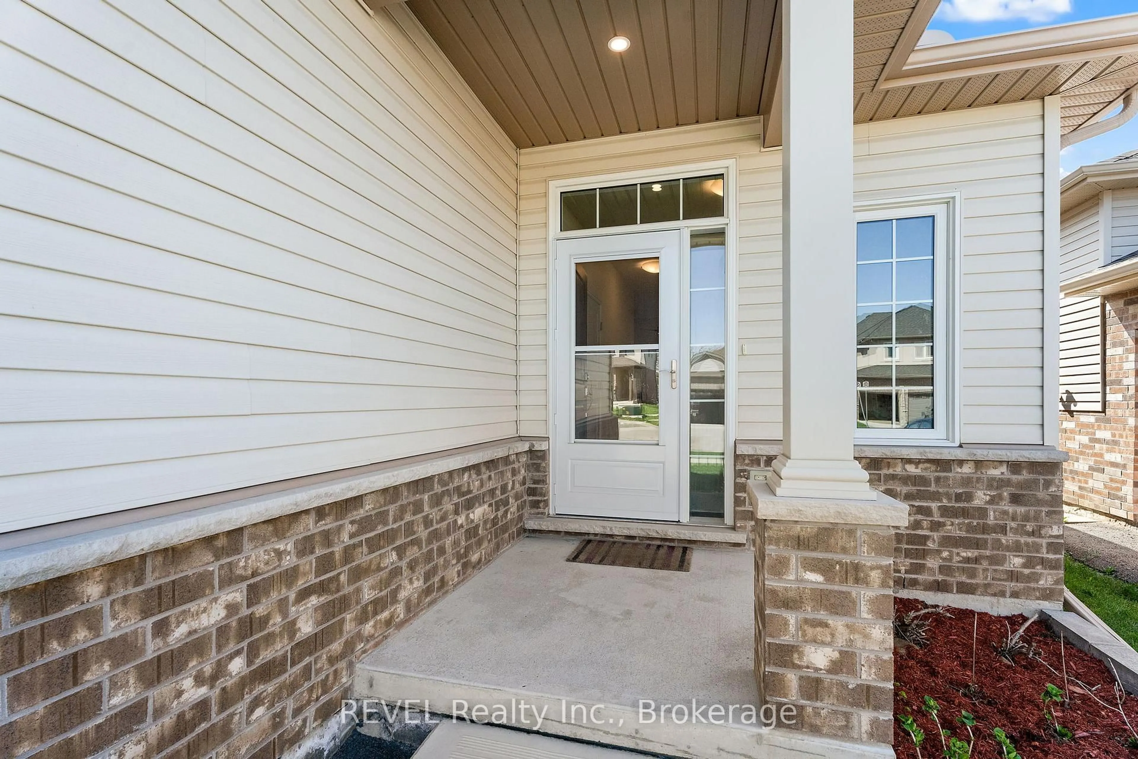 Indoor entryway for 11 Berkshire Dr, St. Catharines Ontario L2M 0C2