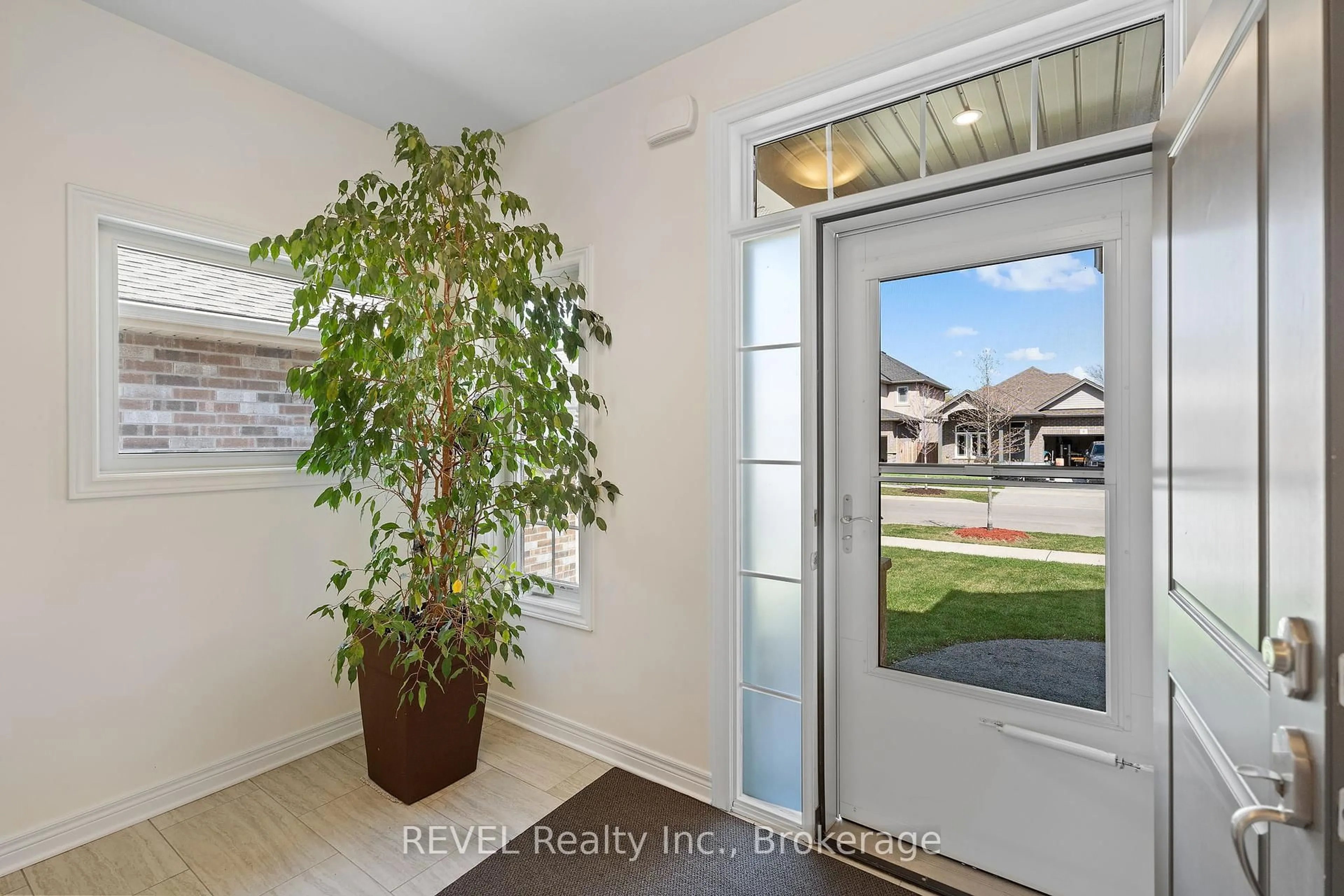 Indoor entryway for 11 Berkshire Dr, St. Catharines Ontario L2M 0C2