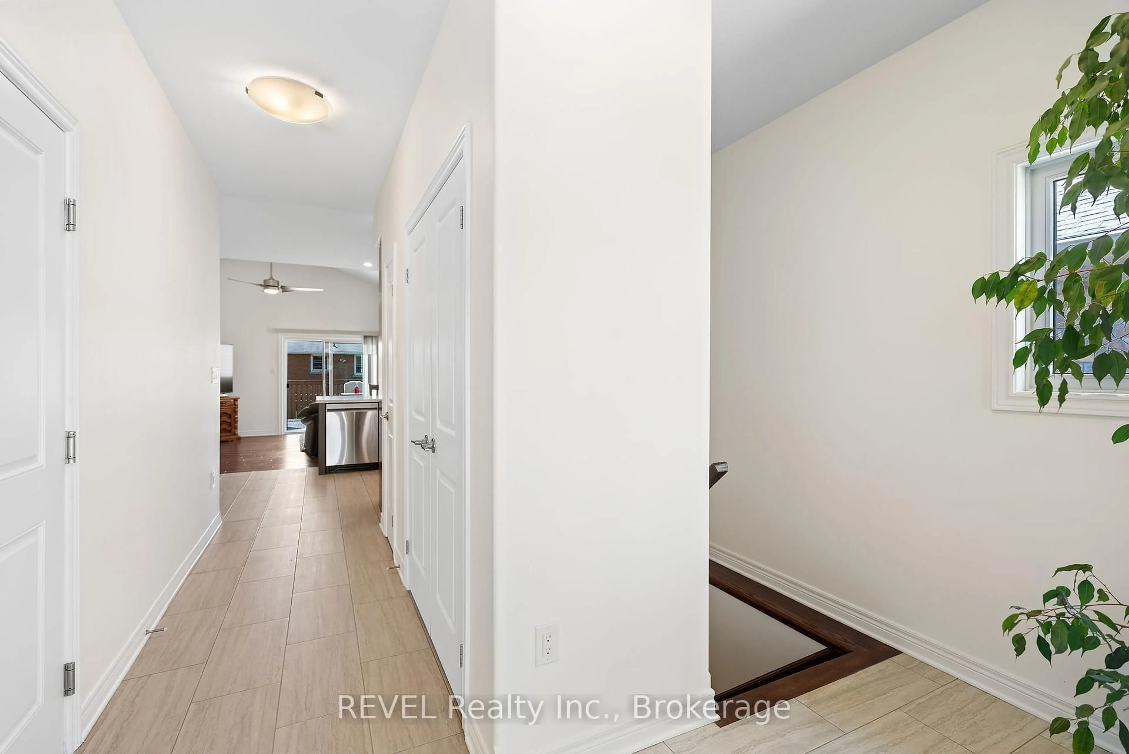 Indoor entryway for 11 Berkshire Dr, St. Catharines Ontario L2M 0C2