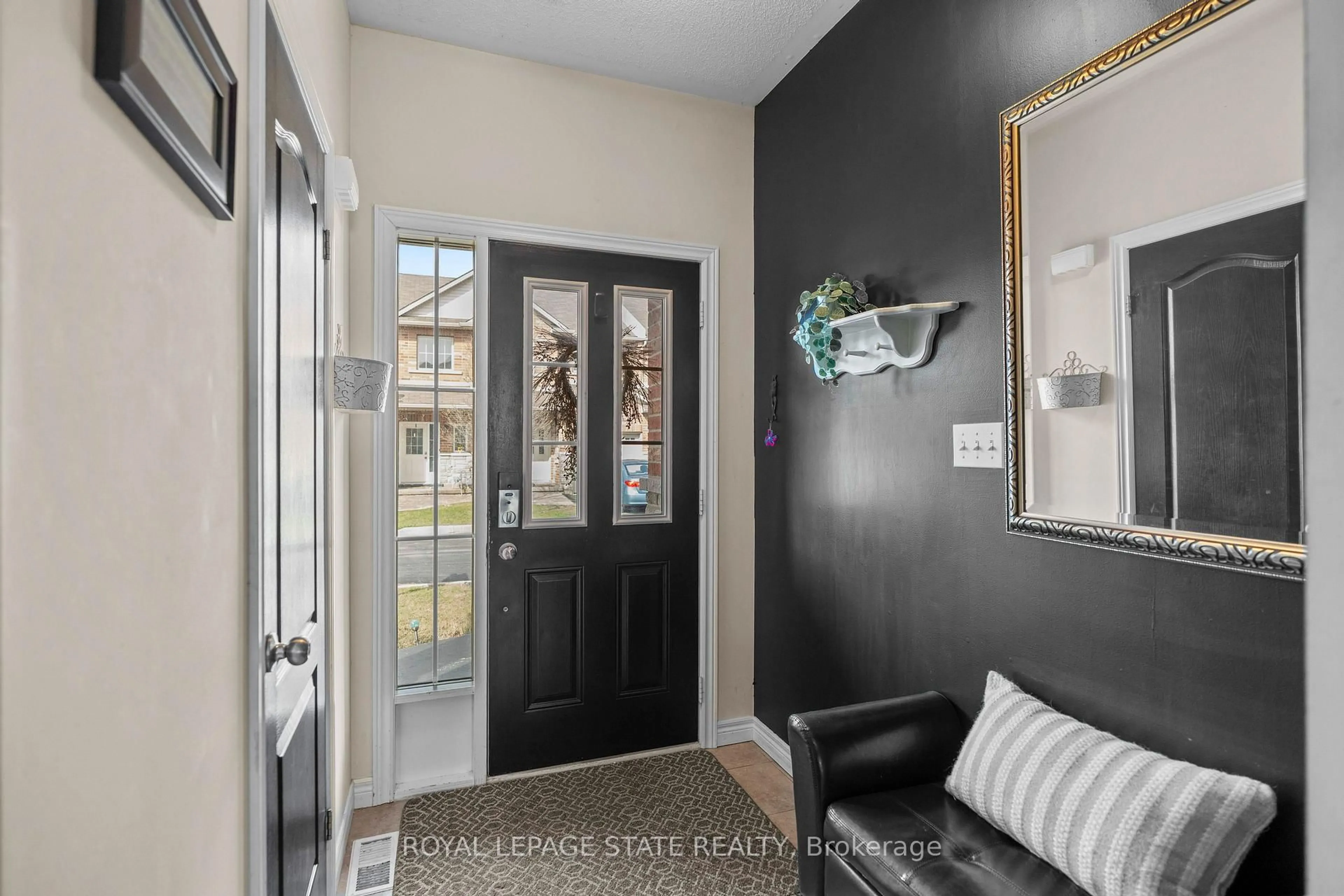 Indoor entryway for 27 Marina Point Cres, Hamilton Ontario L8E 0E4