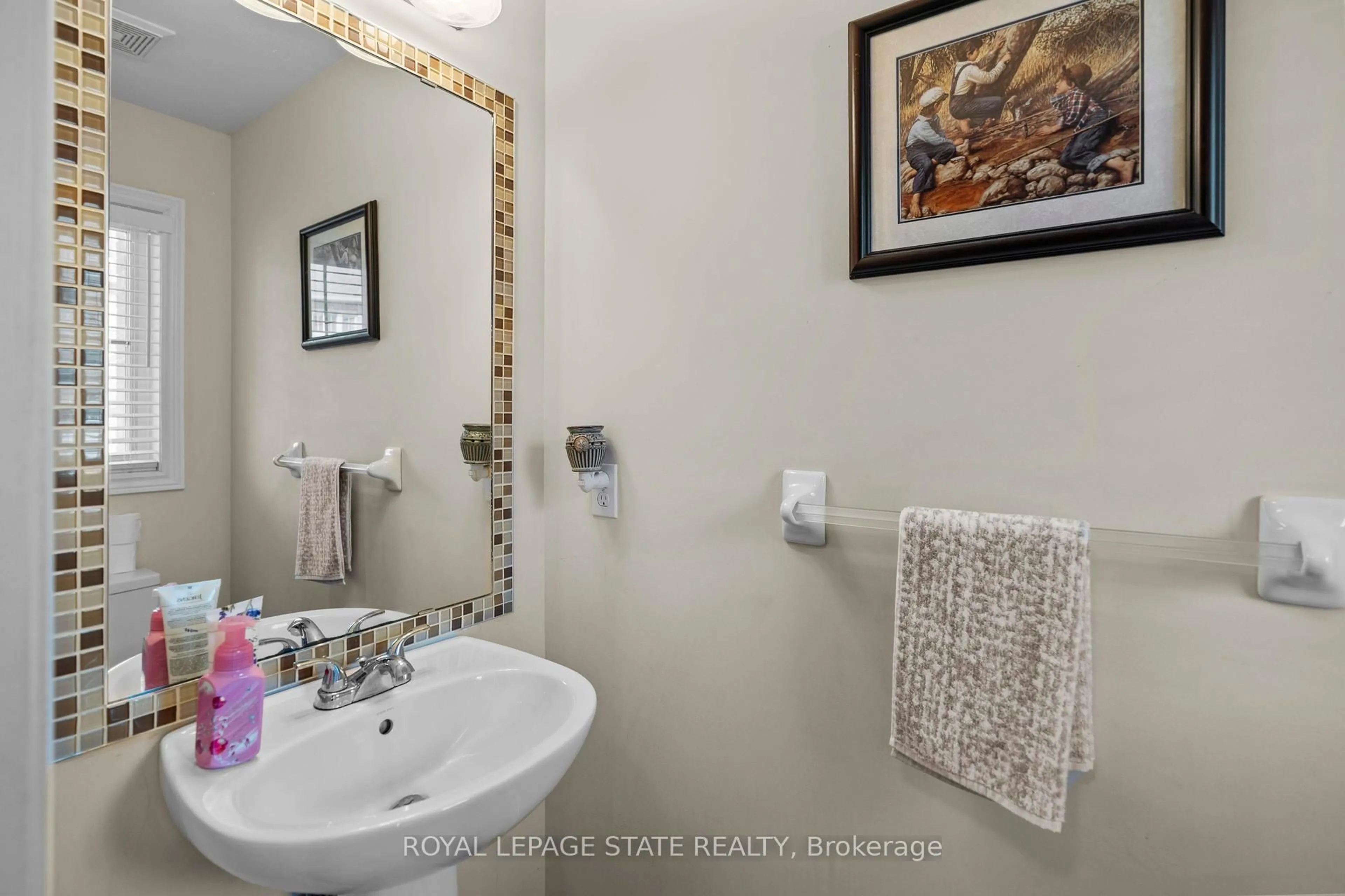 Standard bathroom, ceramic/tile floor for 27 Marina Point Cres, Hamilton Ontario L8E 0E4