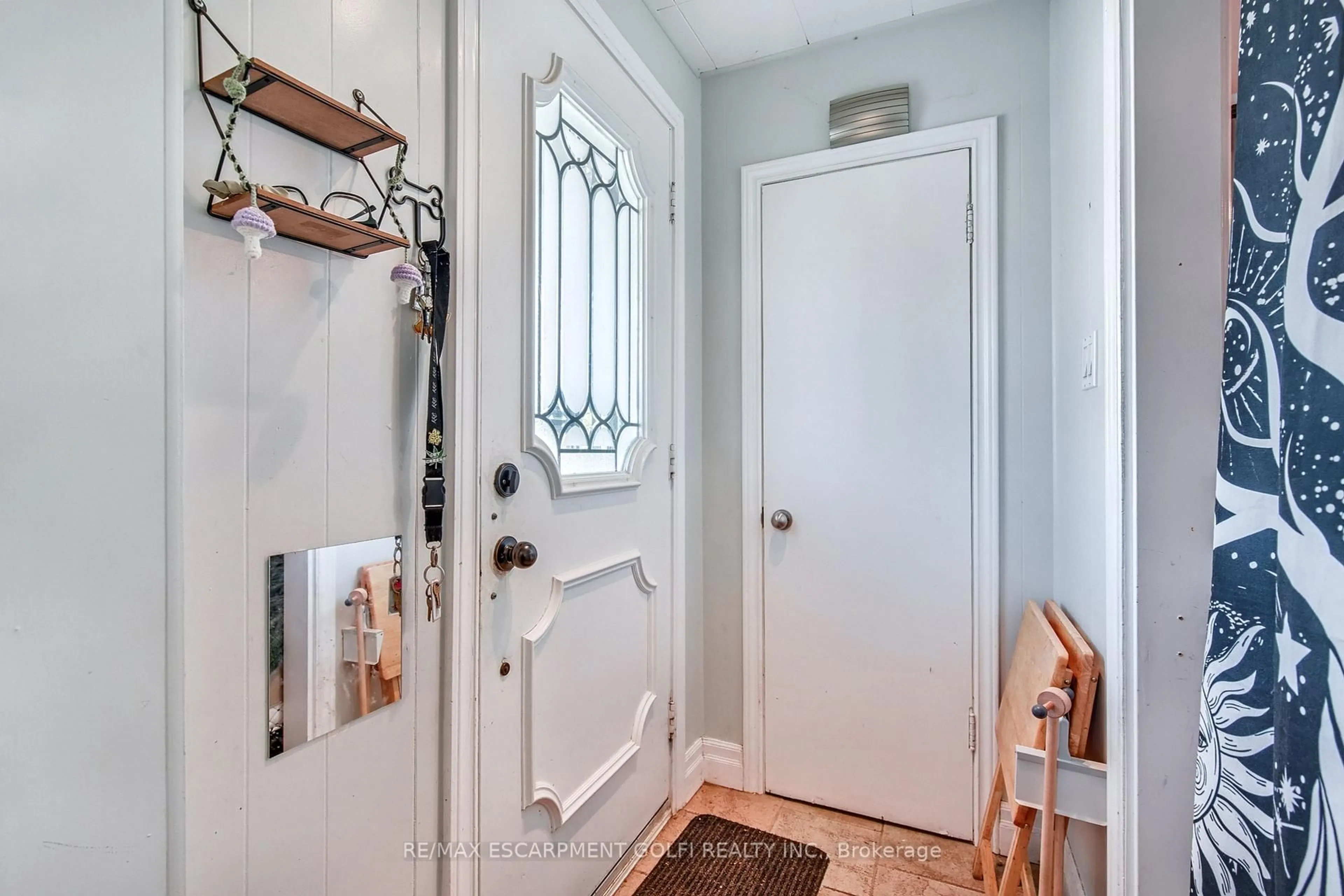 Indoor entryway for 101 ABERFOYLE Ave, Hamilton Ontario L8K 4S1