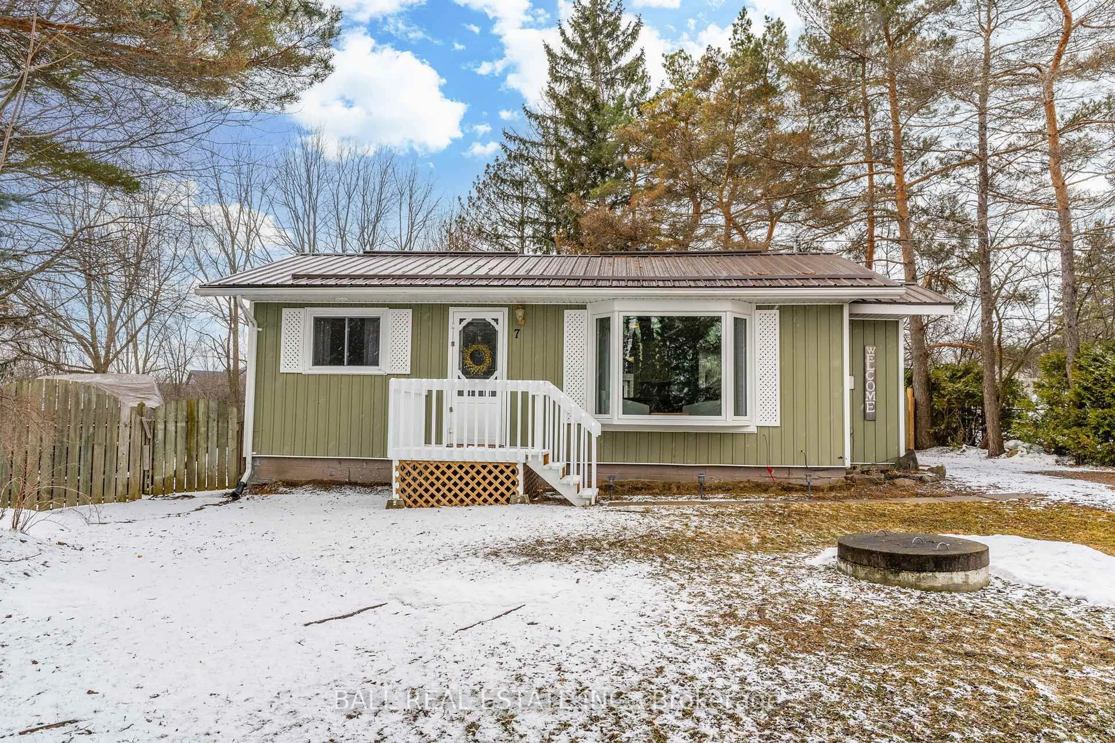Home with vinyl exterior material, unknown for 7 Hapley Circ, Kawartha Lakes Ontario K0M 1A0