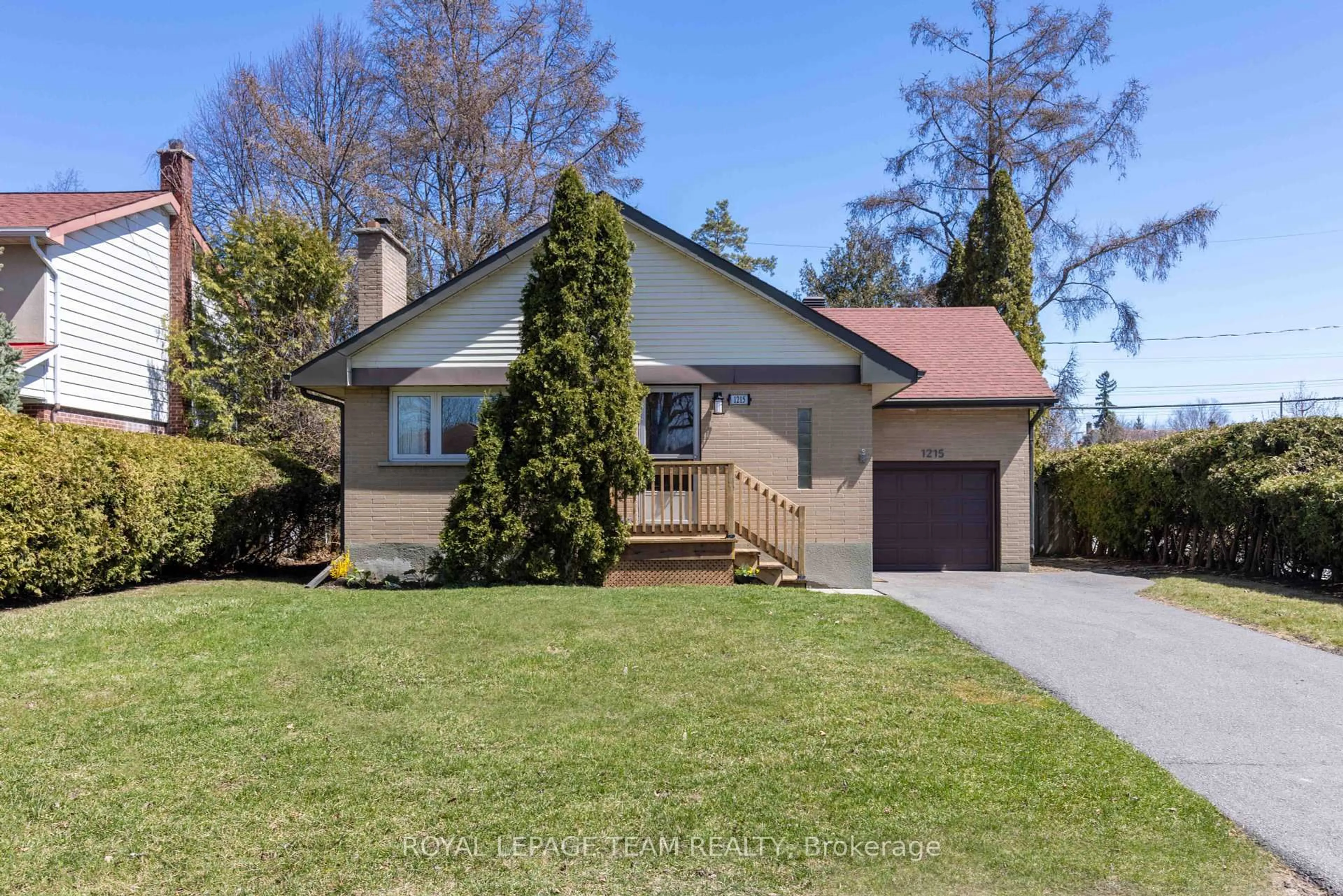 Home with vinyl exterior material, street for 1215 Agincourt Rd, Ottawa Ontario K2C 2H8