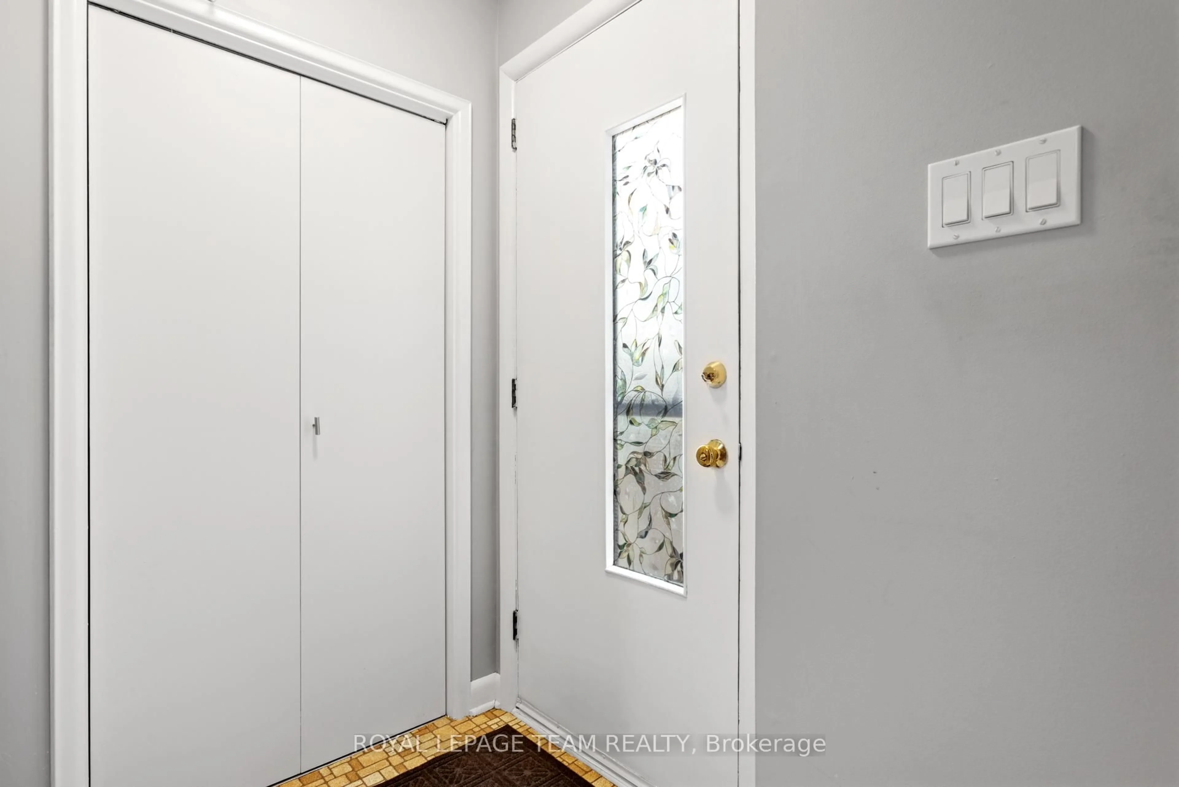 Indoor entryway for 1215 Agincourt Rd, Ottawa Ontario K2C 2H8