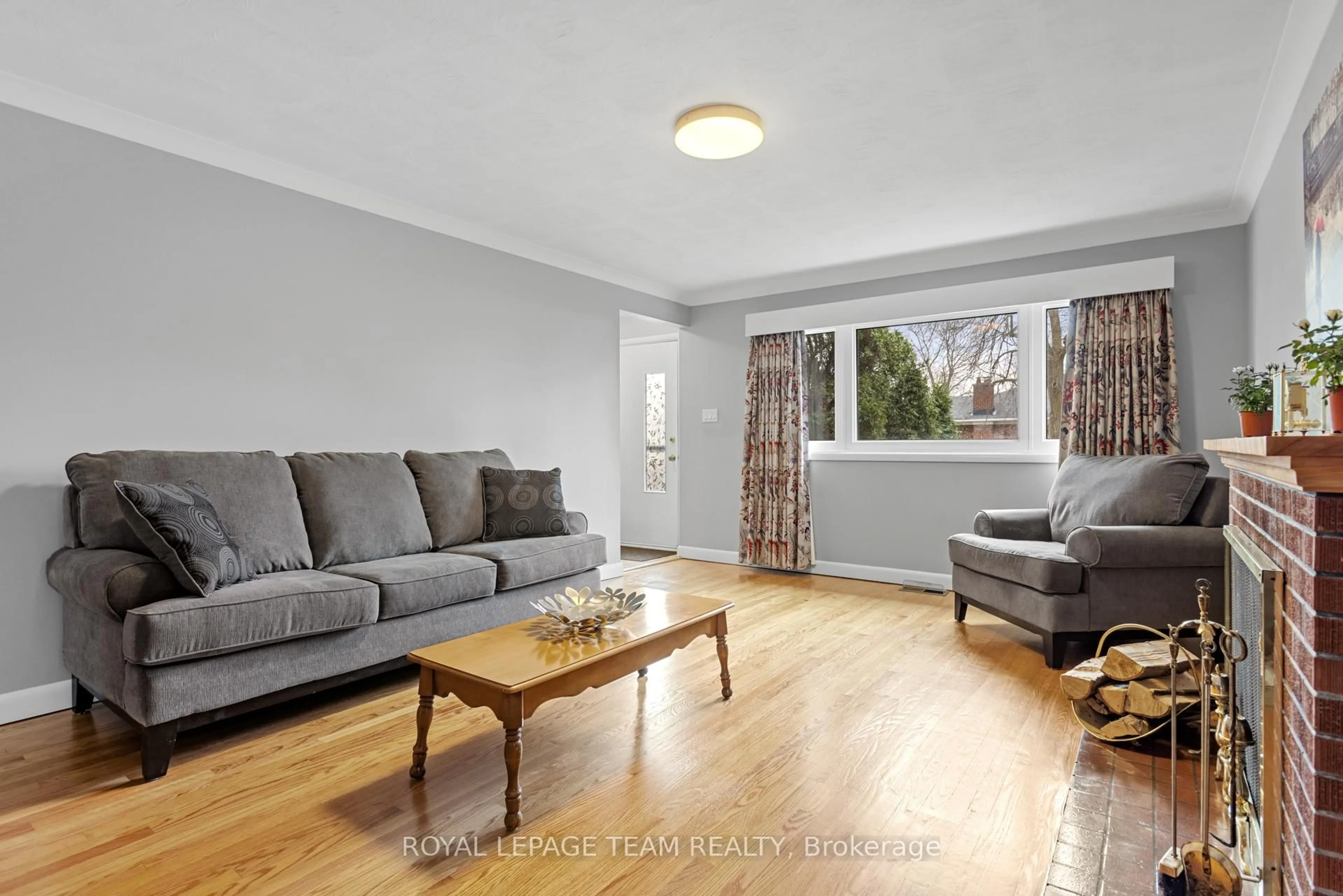 Living room with furniture, unknown for 1215 Agincourt Rd, Ottawa Ontario K2C 2H8
