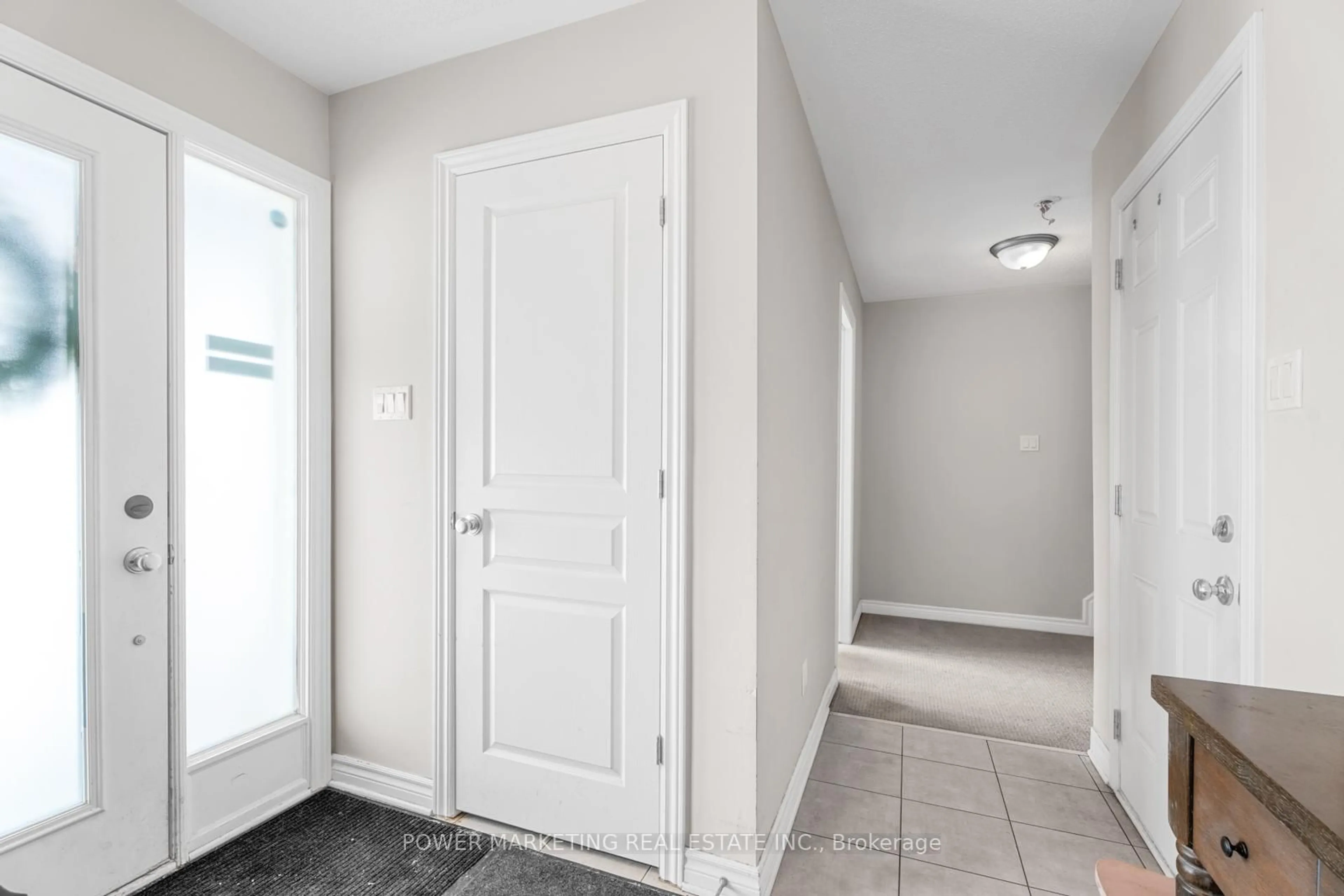 Indoor entryway for 135 Wild Senna Way, Ottawa Ontario K2J 5Z7